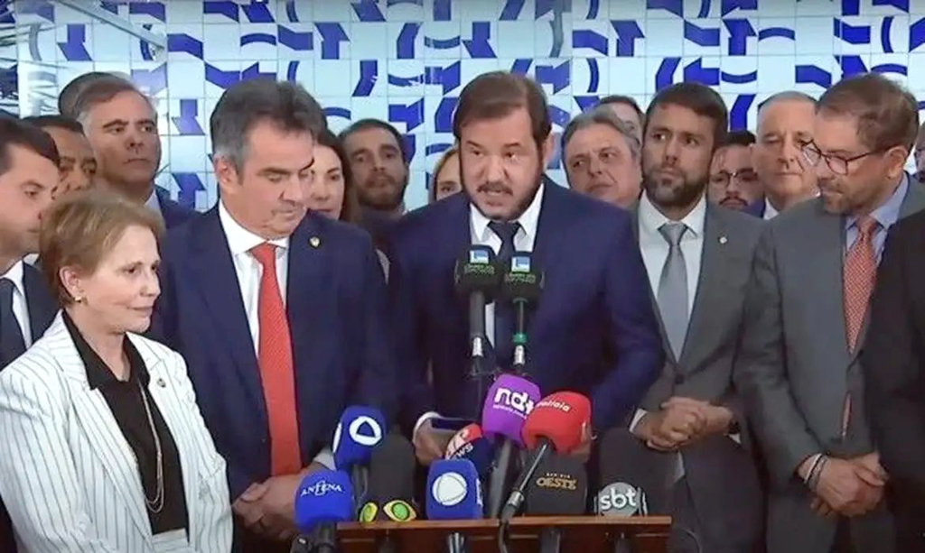 Deputados e senadores formalizaram a decisão dos partidos 
