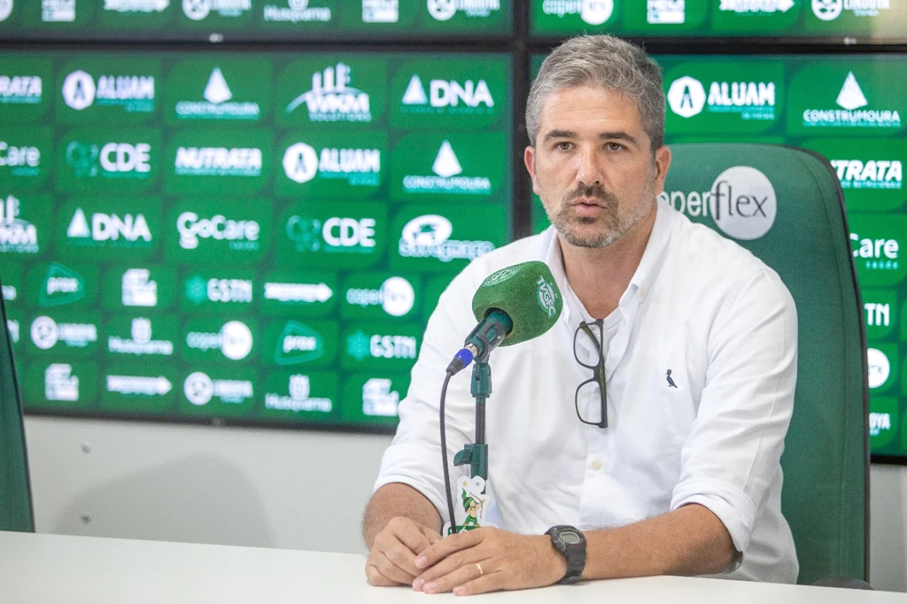 Profissional se desligou do clube campineiro em abril
