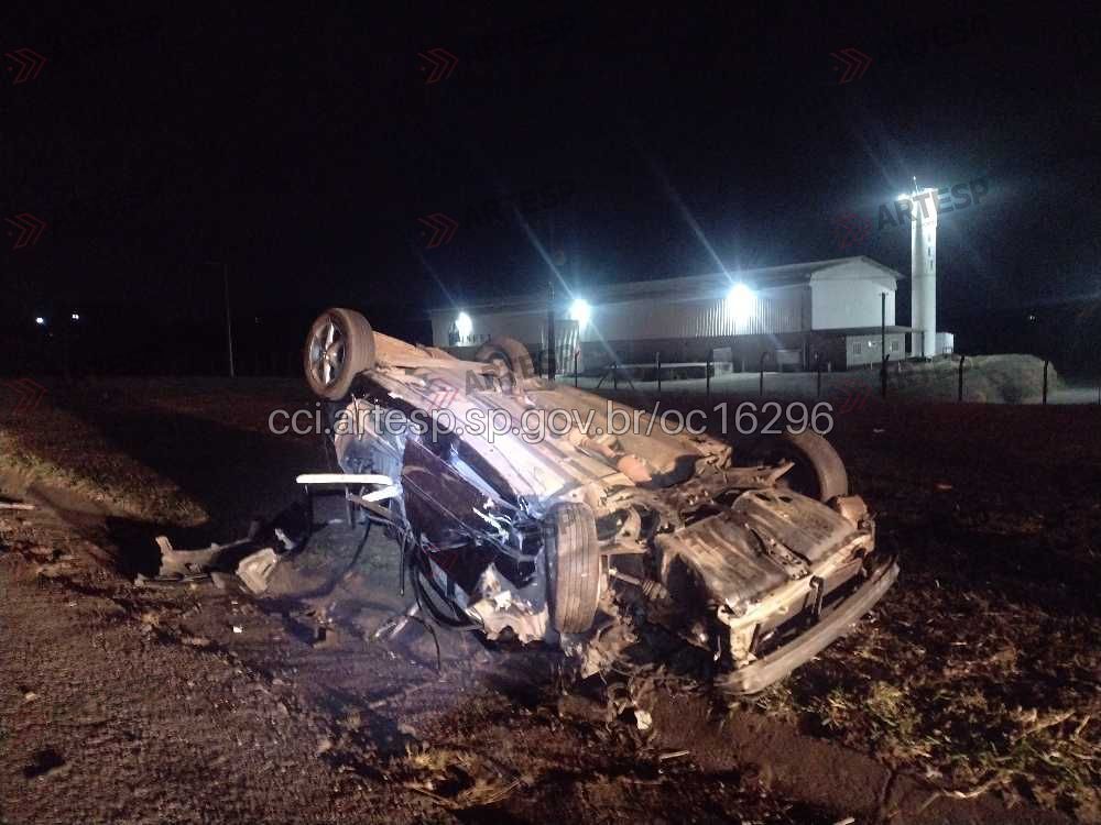 Veículo colide e capota, uma vítima morreu e duas ficaram feridas 