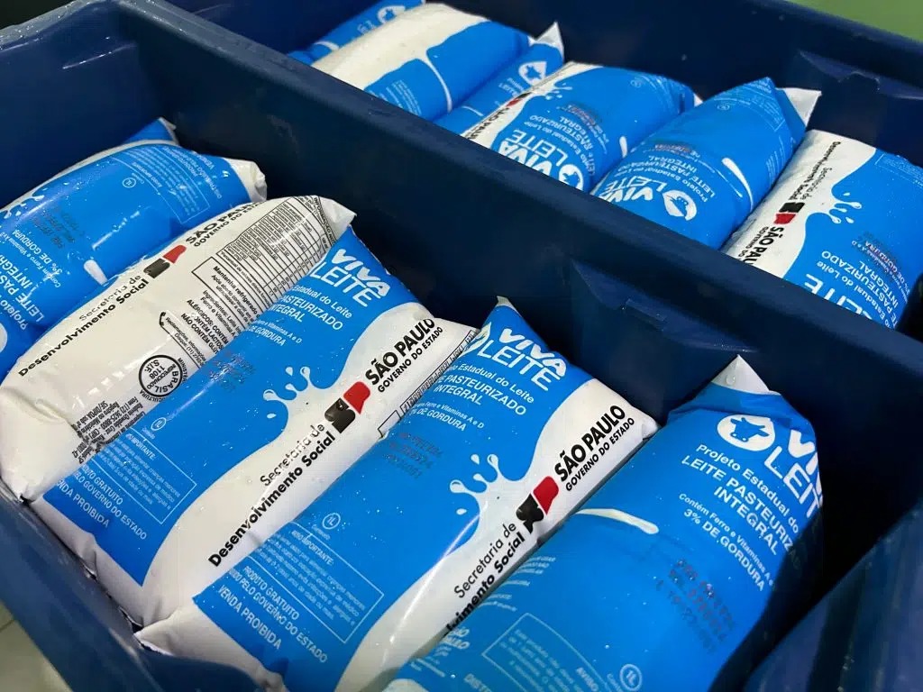 Atualmente, o Vivaleite distribui 15 litros de leite enriquecido com ferro e vitaminas A e D por mês a famílias de baixa renda com crianças de 6 meses a 6 anos