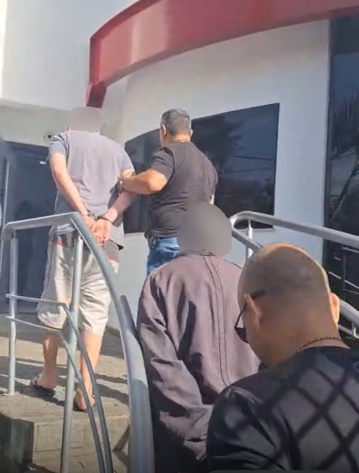 O casal é acusado de manter uma criança de 6 anos em cárcere privado