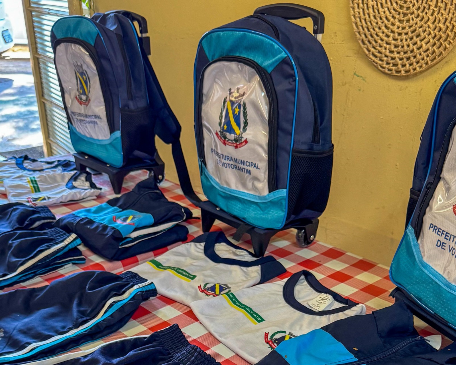 O TCE suspendeu o pagamento de R$ 7,6 milhões referente à compra de uniformes escolares, após identificar indícios de irregularidades no processo de contratação