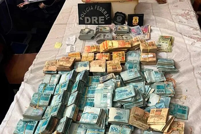 Estão sendo cumpridos cinco mandados de busca e apreensão em Minas Gerais e São Paulo