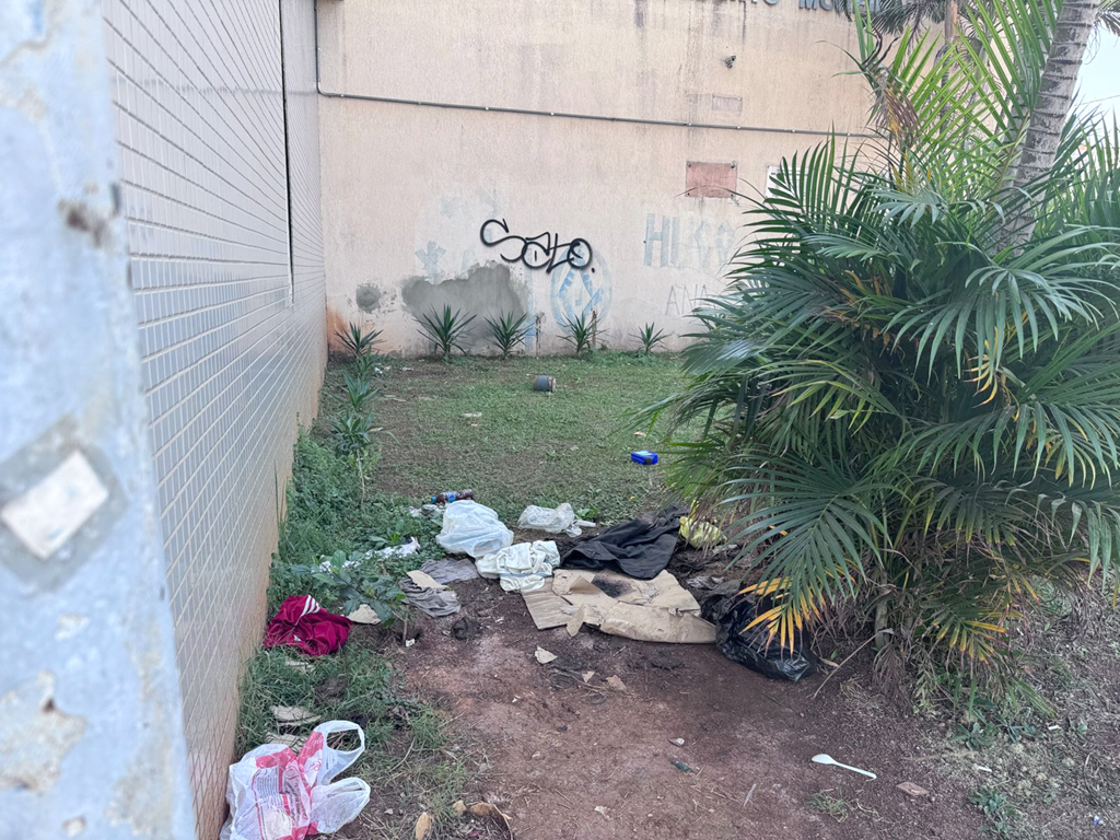 Moradores próximos reclamam do estado de abandono
