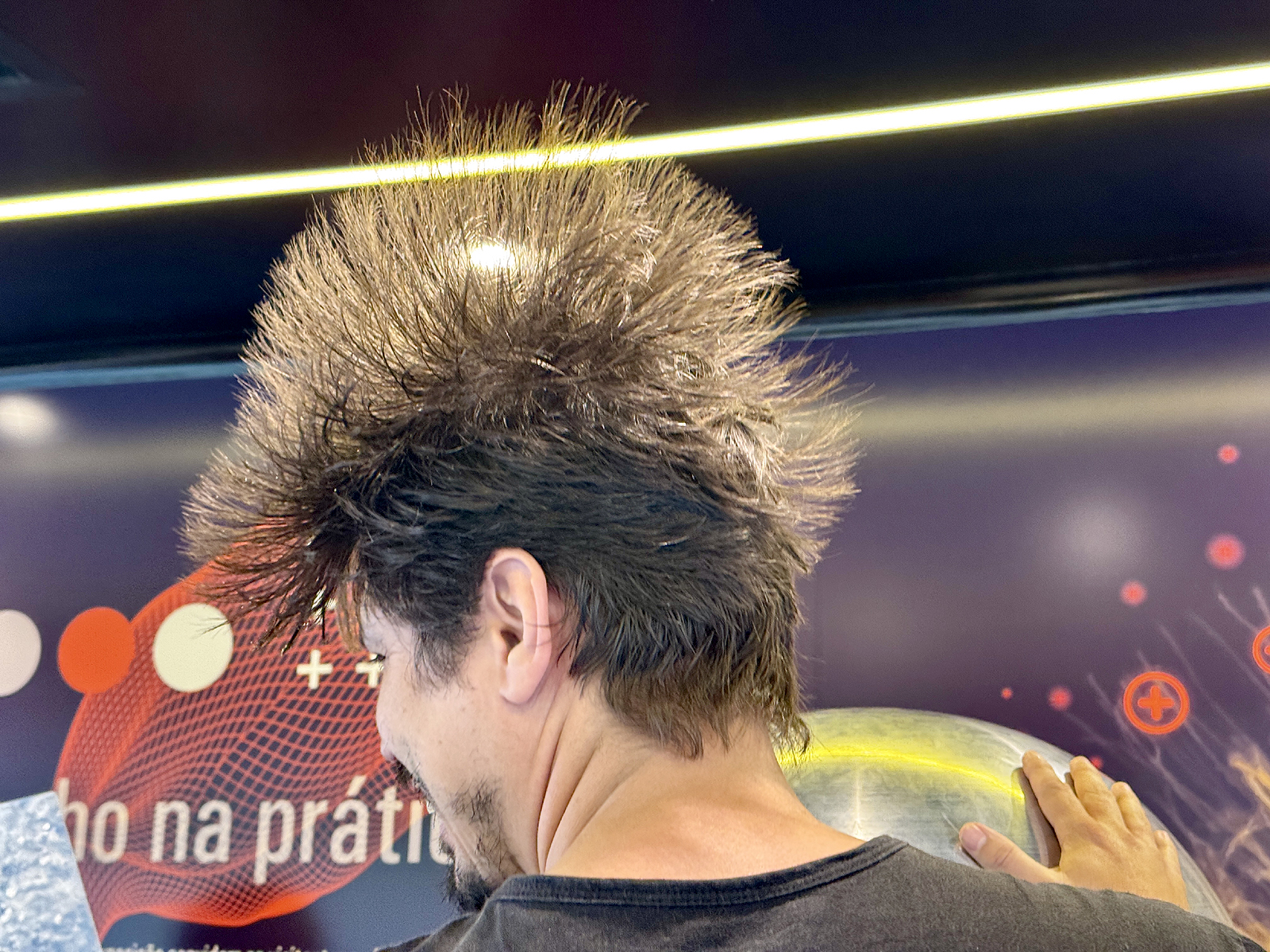 Gerador eletrostático de Van de Graaff faz os cabelos arrepiarem
