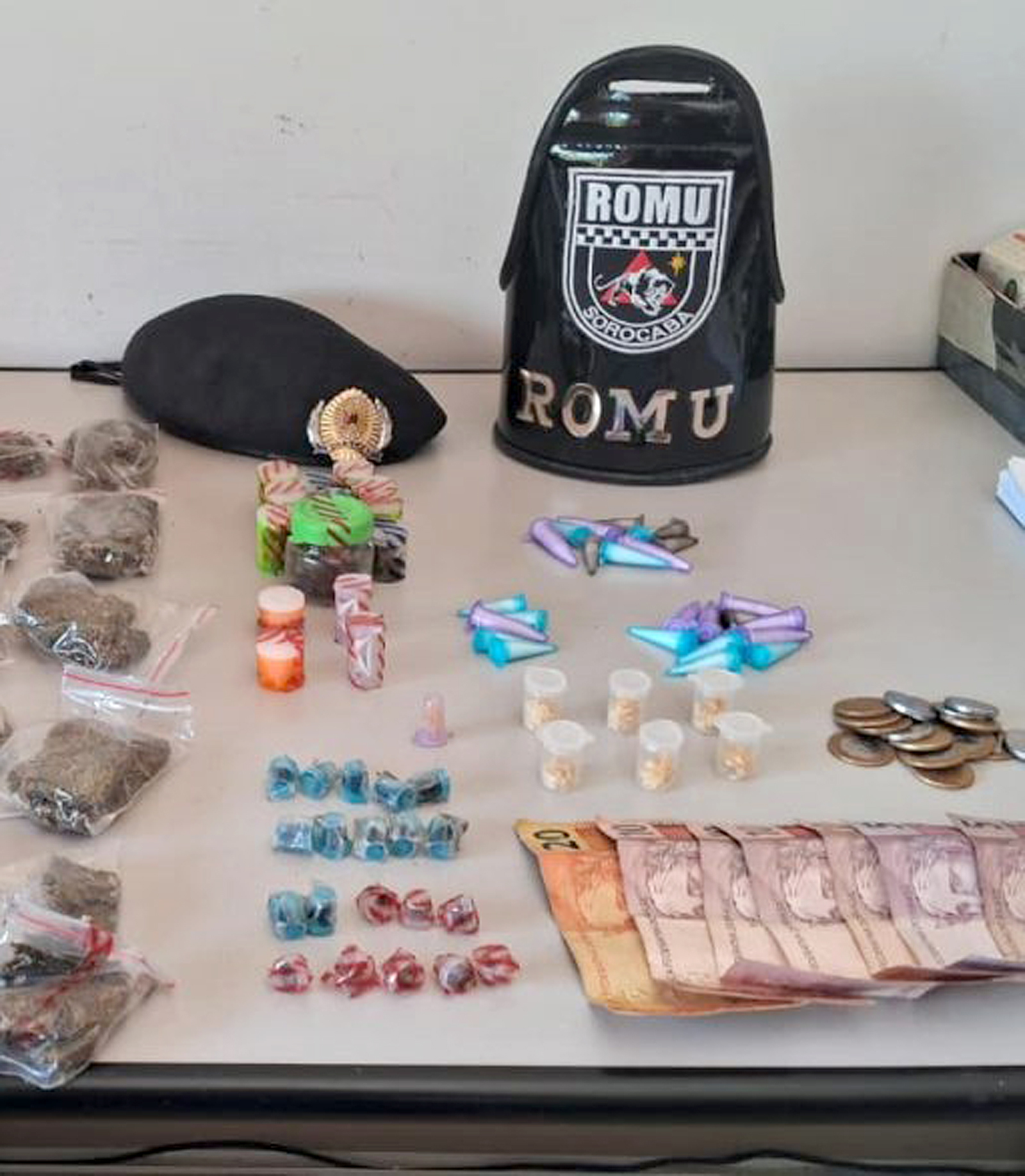 Suspeito deixou para trás crack, cocaína, maconha e ice
