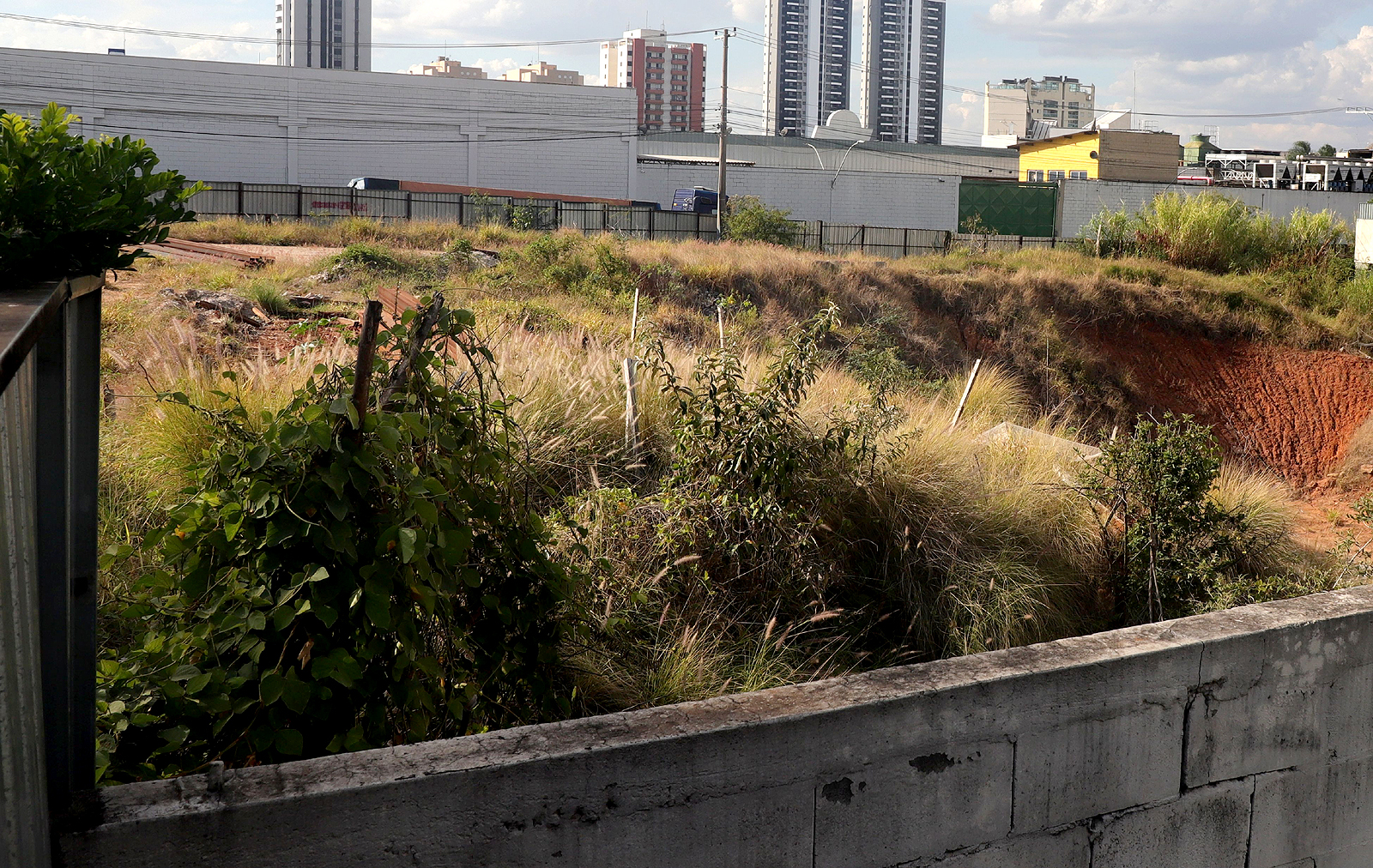 Terreno, ao lado de shopping center, recebeu escavações
