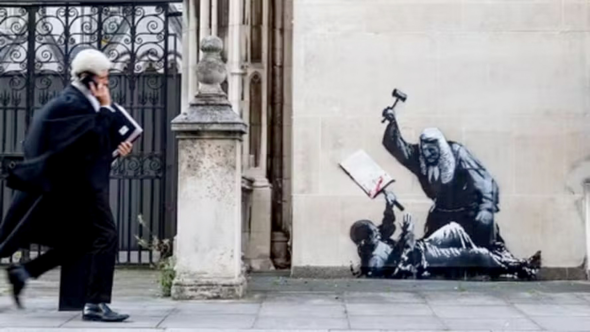 Grafite surgiu na fachada da Royal Courts of Justice
