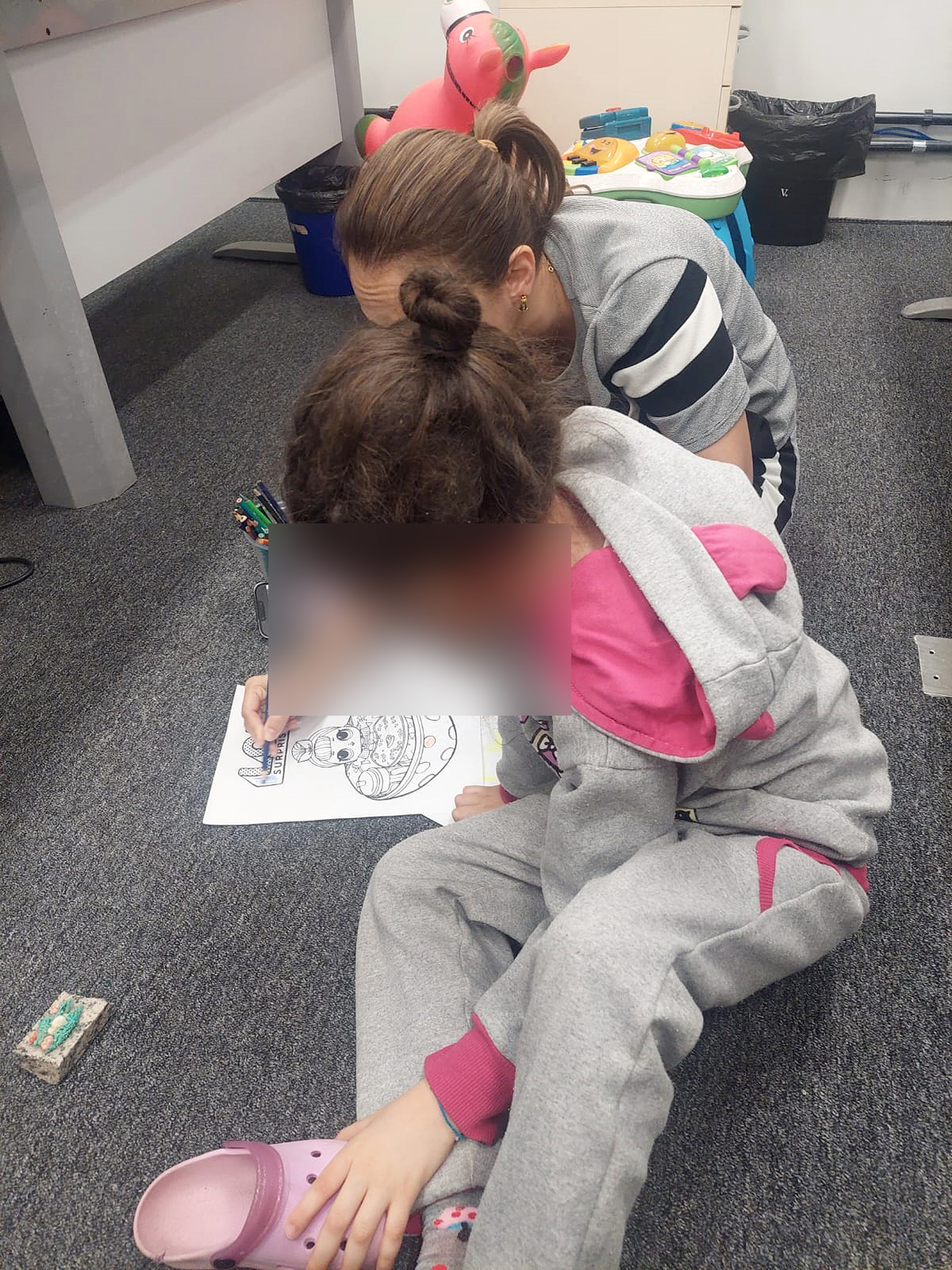 Desde 29 de agosto, a menina recebe o devido acompanhamento e tem aceitado demonstrações de carinho, como beijos e abraços
