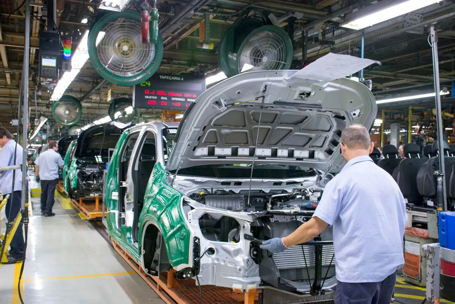 Montadoras produziram 247 mil veículos no mês passado