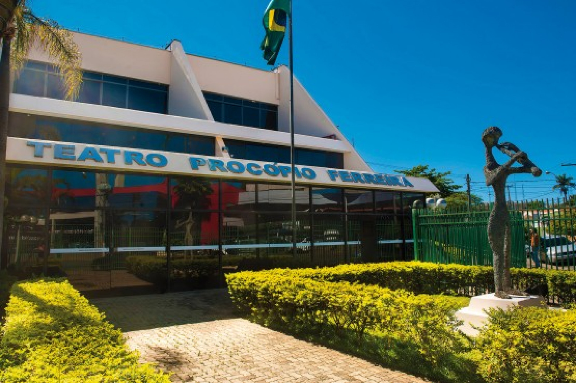 As formações de aperfeiçoamento e curta duração contemplam áreas de artes cênicas e música