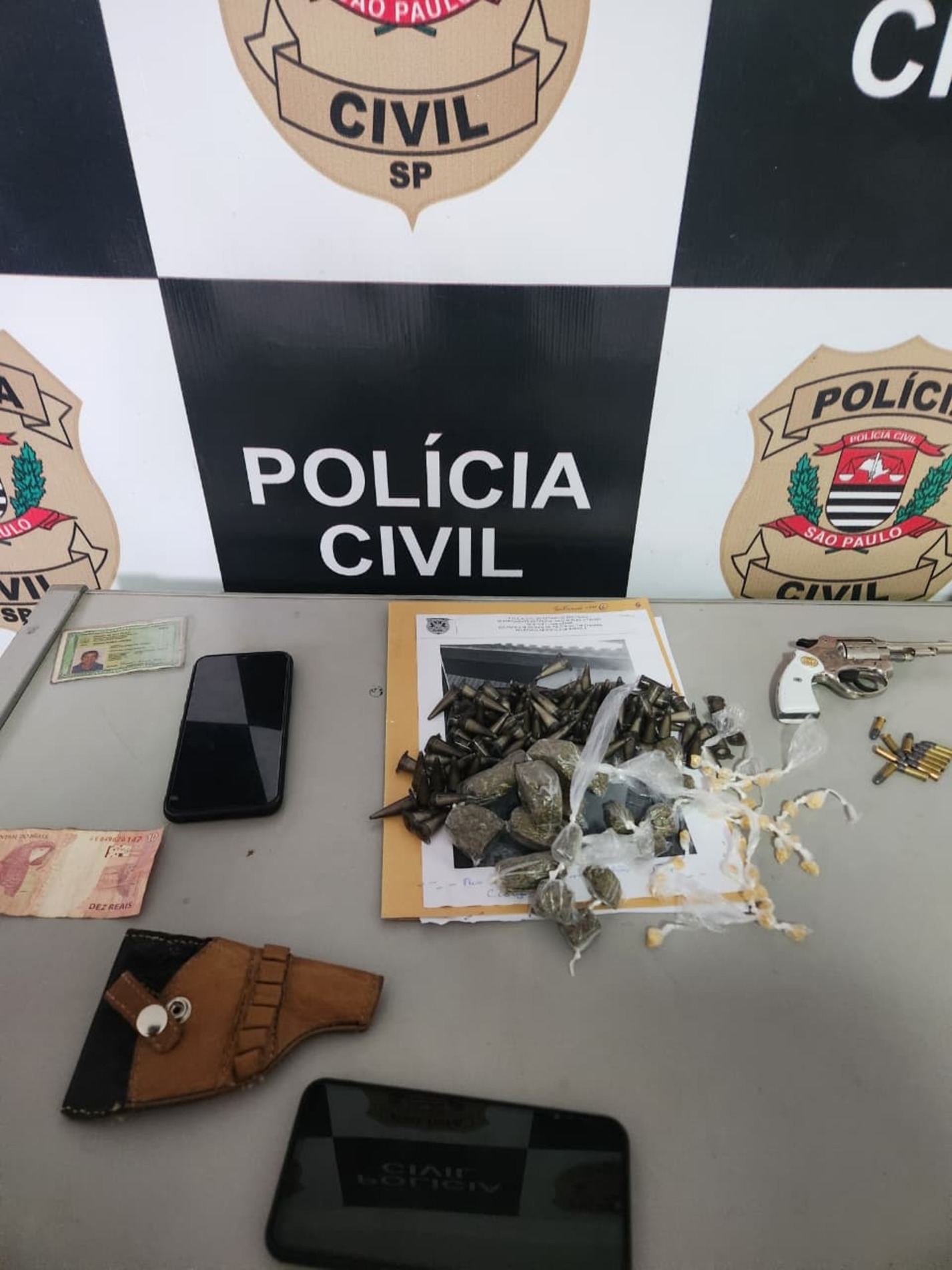 Foram aprendidas 260 porções de entorpecentes, além de um revólver com numeração raspada