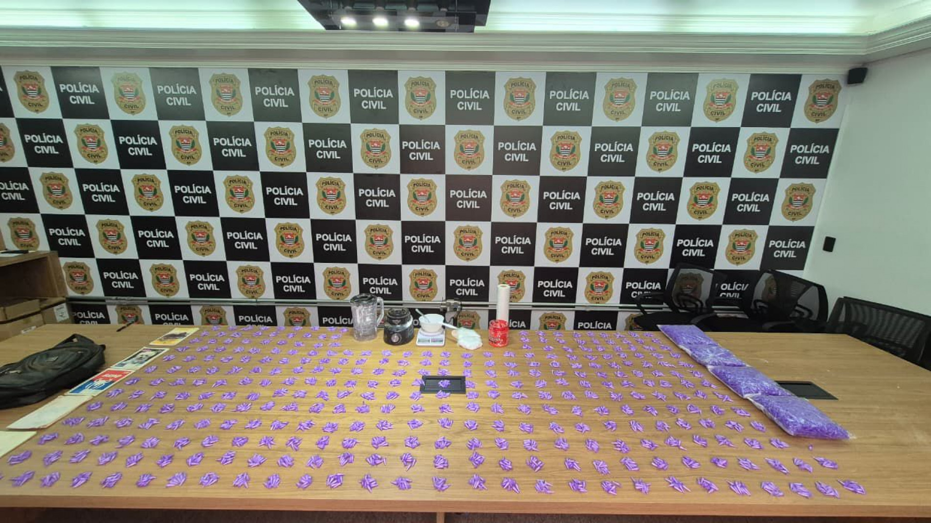 Além das drogas foram apreendidos automóveis, dinheiro e anotações da contabilidade do tráfico