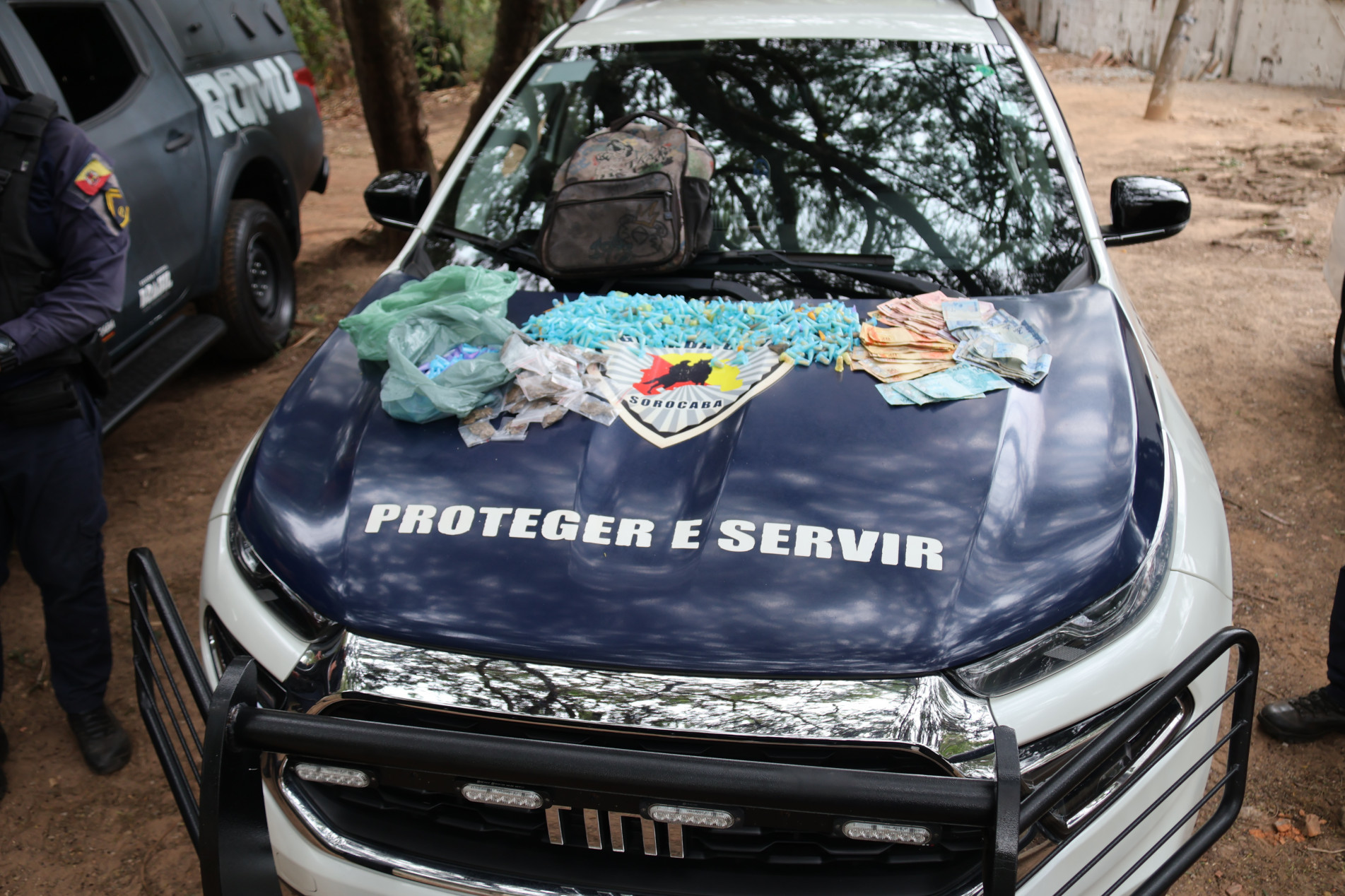 Com ele, havia 313 porções de cocaína, 54 de maconha e 530 de crack, além de R$ 1.465 em dinheiro