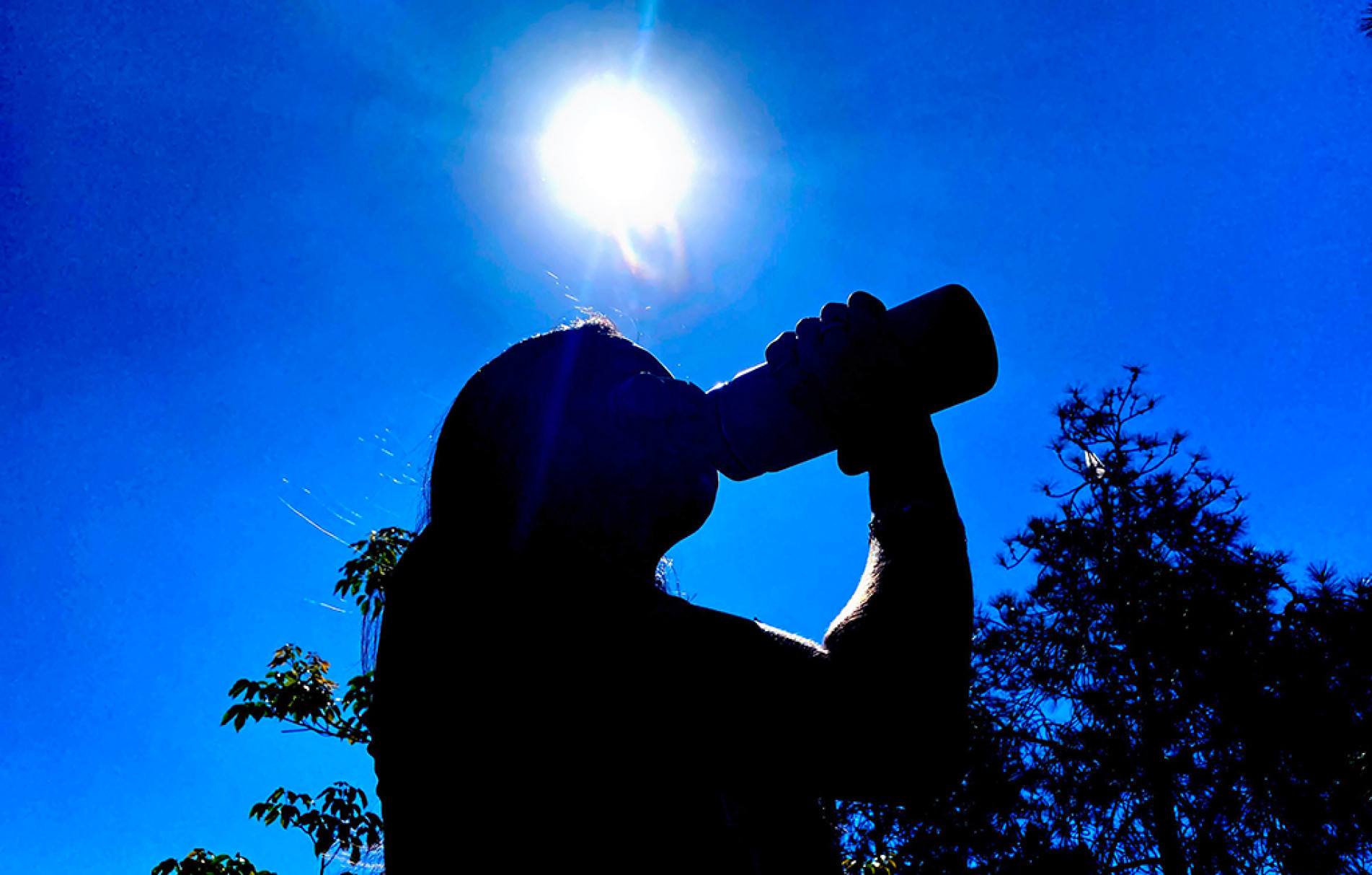 É essencial consumir bastante líquido, hidratar olhos e nariz e nunca provocar queimadas
