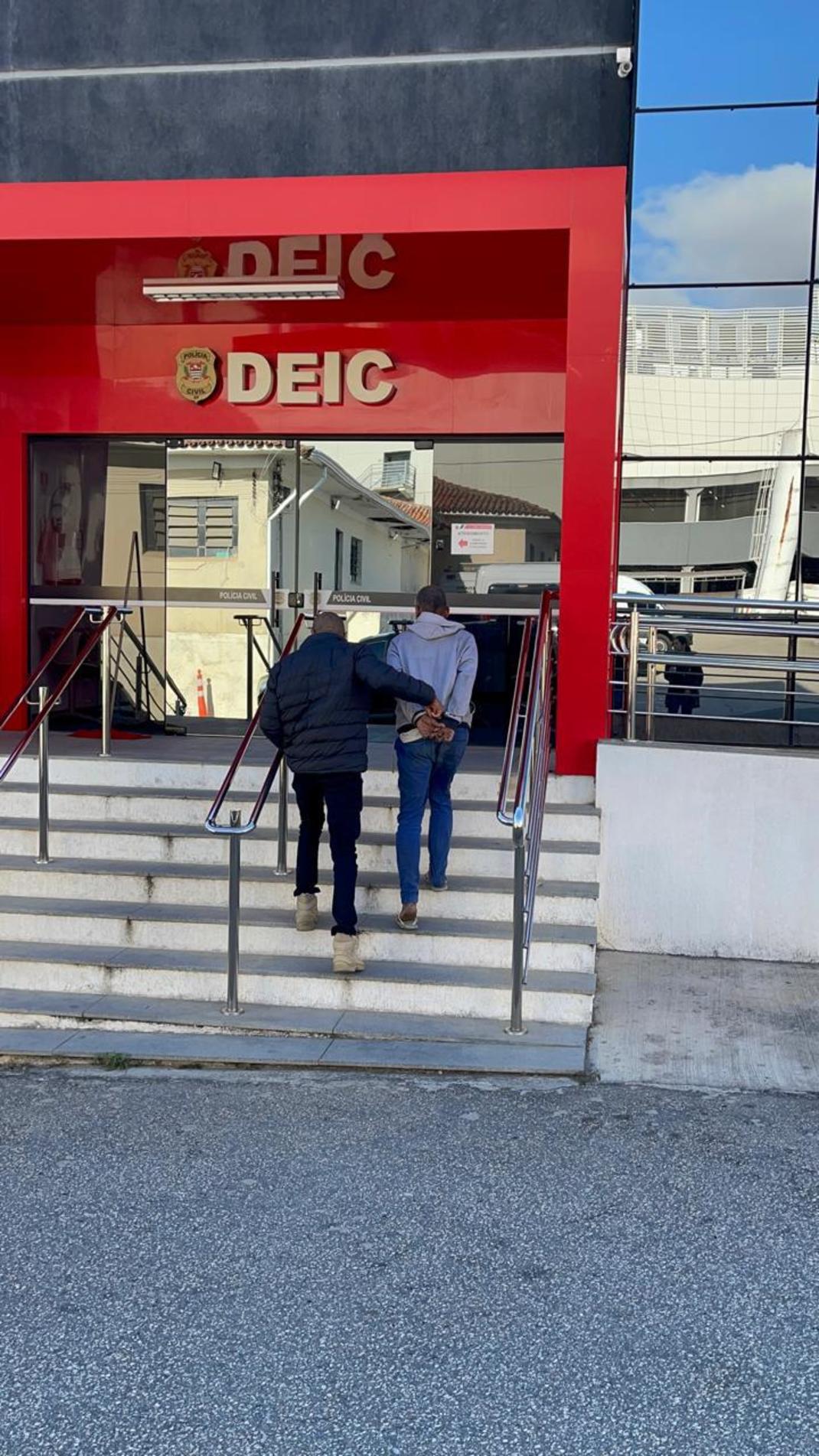 As investigações continuam com o objetivo de localizar os produtos furtados