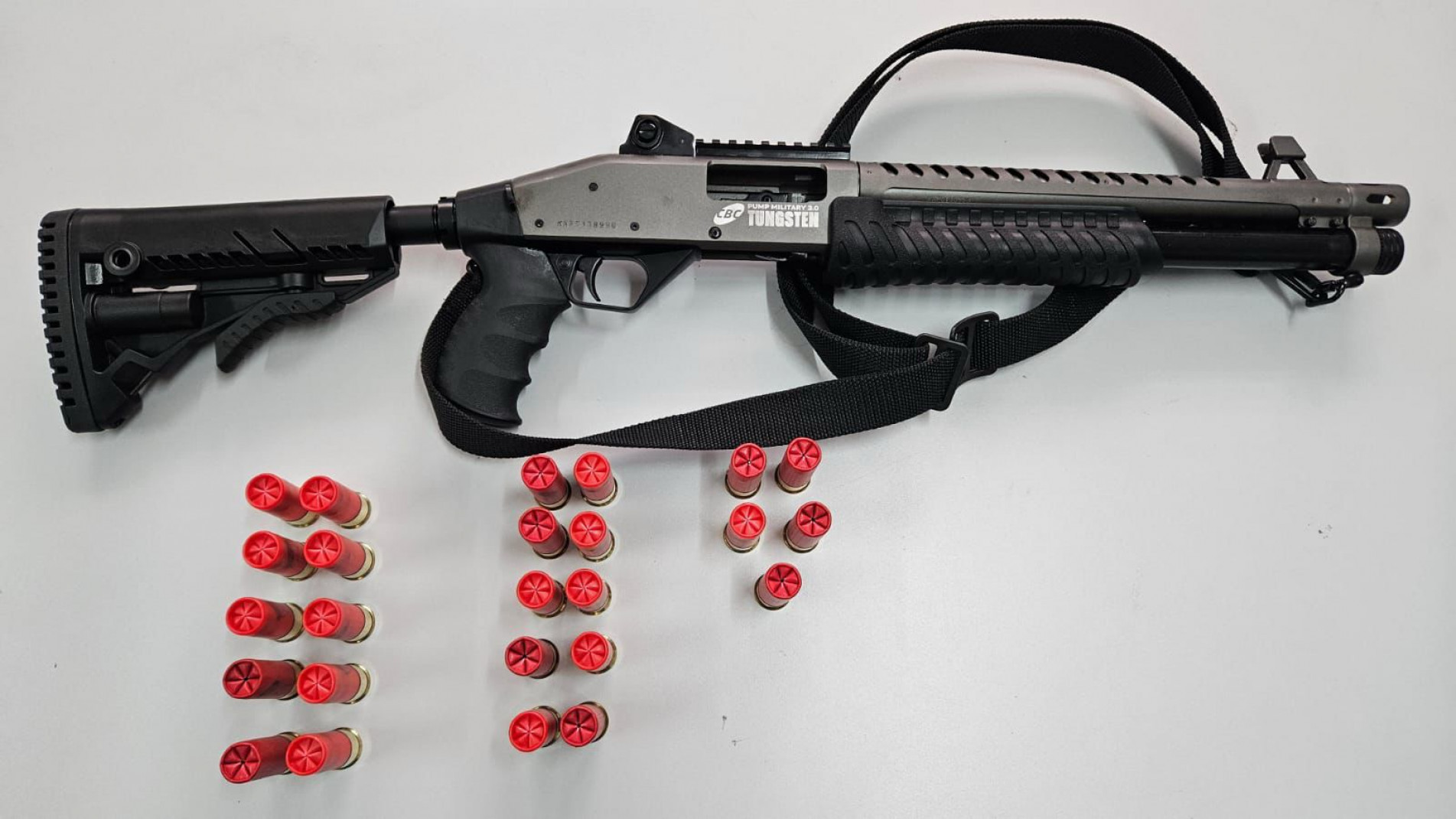 Al&eacute;m da arma, os policiais apreenderam tamb&eacute;m muni&ccedil;&otilde;es do mesmo calibre