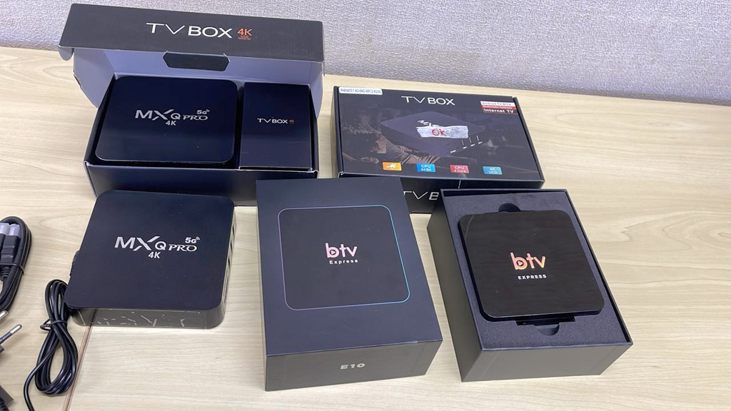 Entre os produtos mais comuns apreendidos, estão as TV Box ilegais, que se transformam em PCs de baixo custo para doações