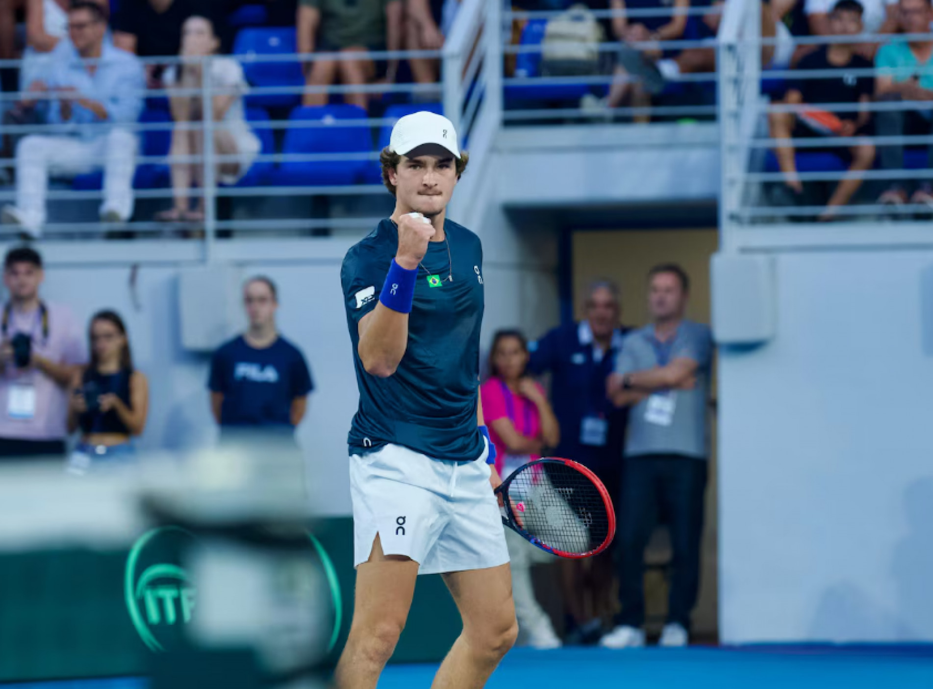 João Fonseca derrotou Stefanos Tsitsipas por 2 sets 1 (6/4, 3/6 e 7/5), resultado que confirmou a vitória do Brasil sobre a Grécia por 3 a 1 pelo Grupo Mundial I da Copa Davis
