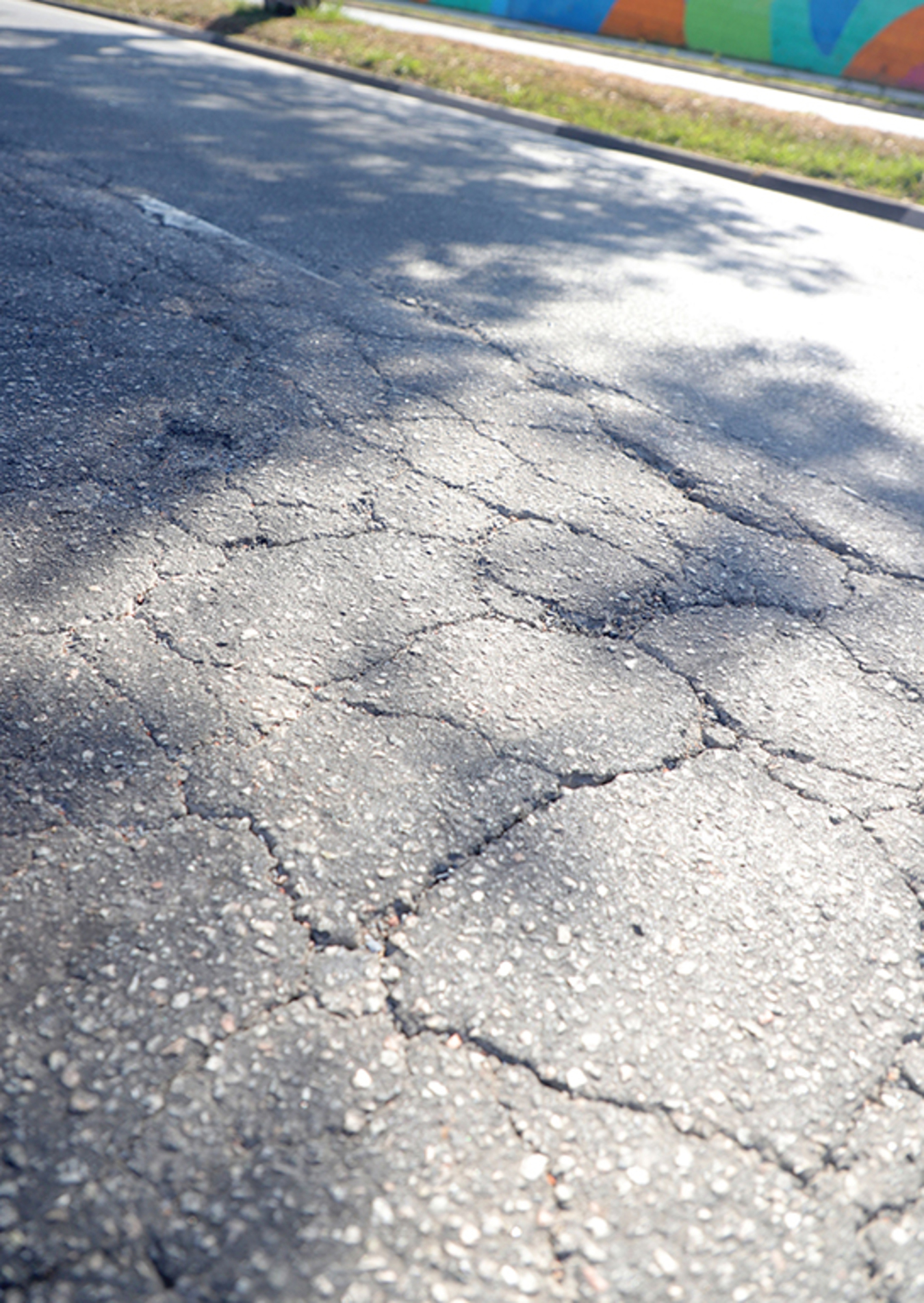 Remendos no asfalto tornam a avenida irregular
