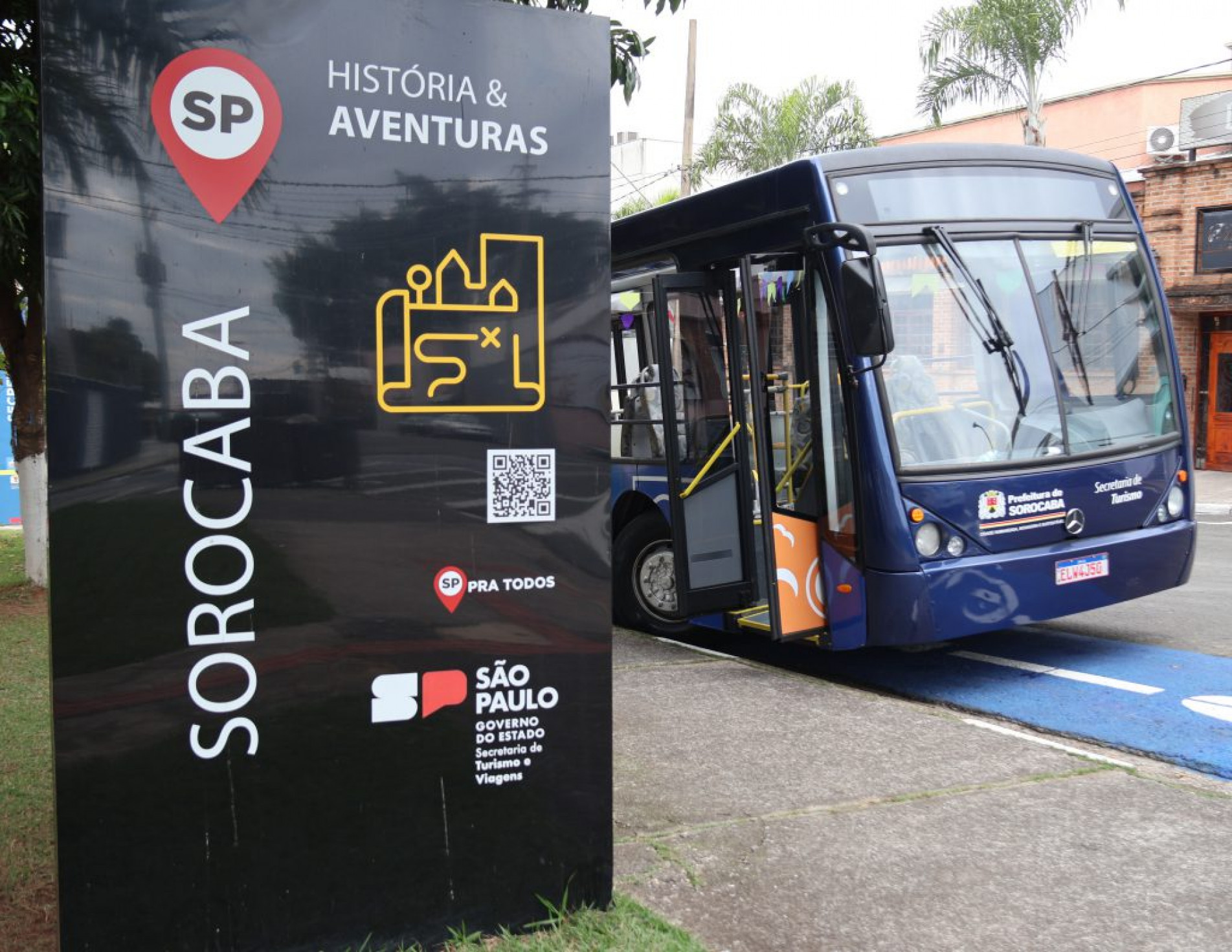 Os passeios têm a duração de aproximadamente três horas e são 36 vagas disponíveis em cada um deles