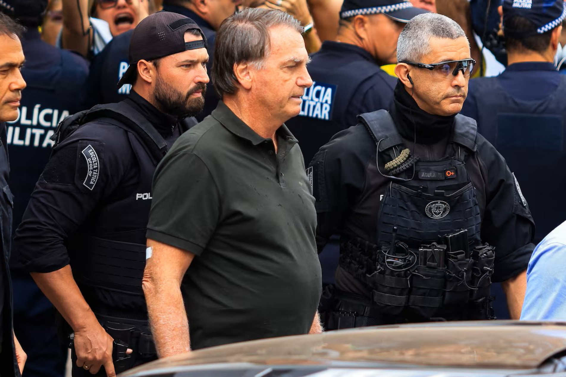 O ex-presidente Jair Bolsonaro deixa o Hospital DF Star, em Brasília no domingo (14)