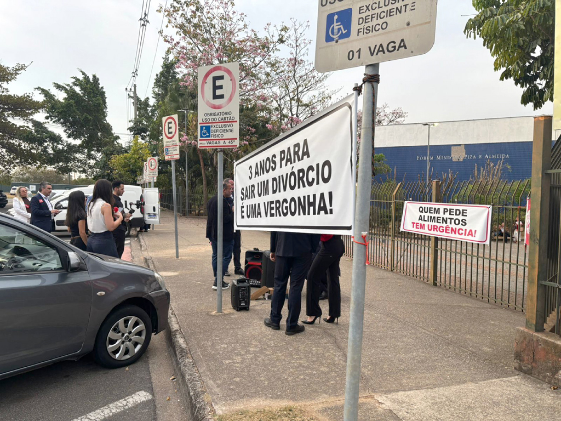 Grupo colocou faixas com queixas na grade em frente ao Fórum, no Alto da Boa Vista