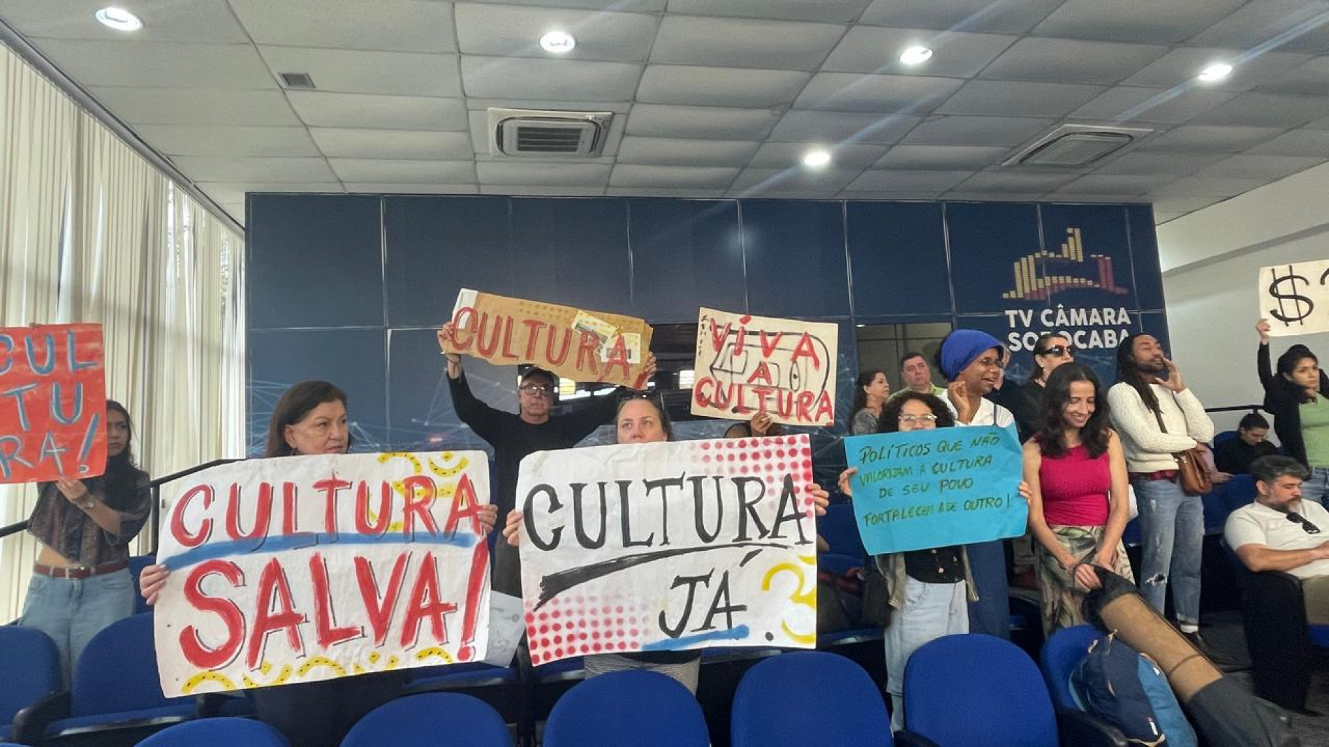 Protesto aconteceu durante a sessão desta terça-feira (16)