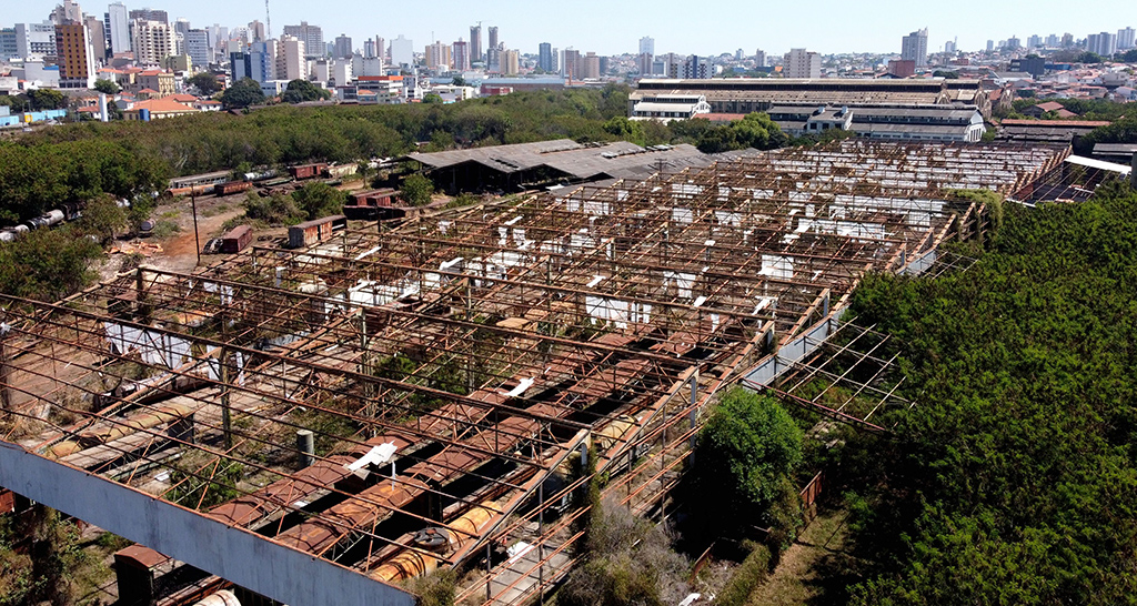Galpões ficaram sem a cobertura de telhas metálicas
