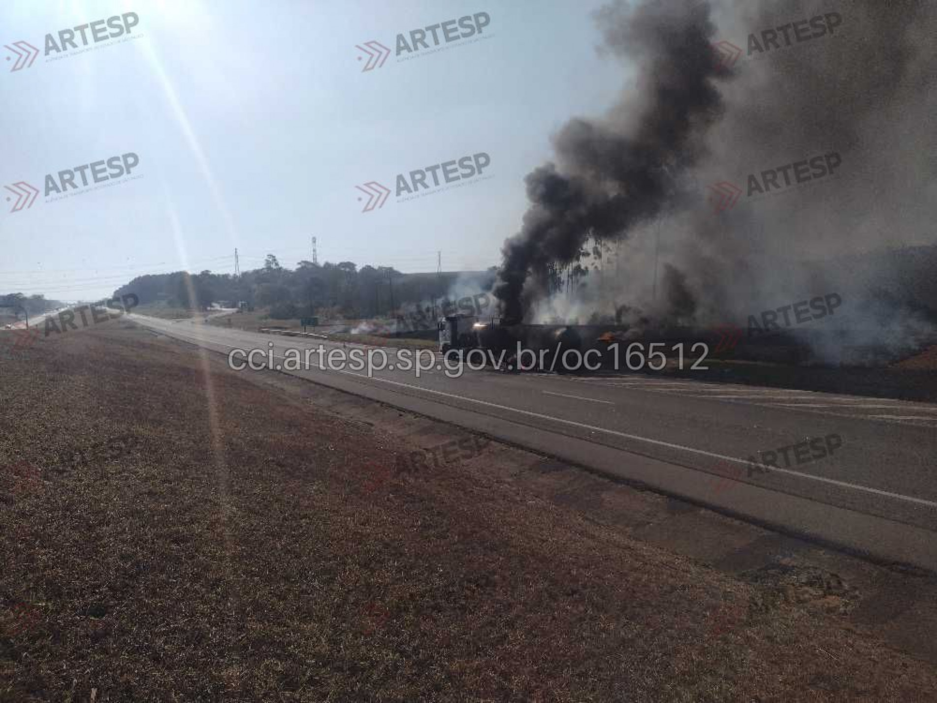 Foi registrada uma queimada de aproximadamente 200 metros de vegetação e danos ao pavimento e pintura