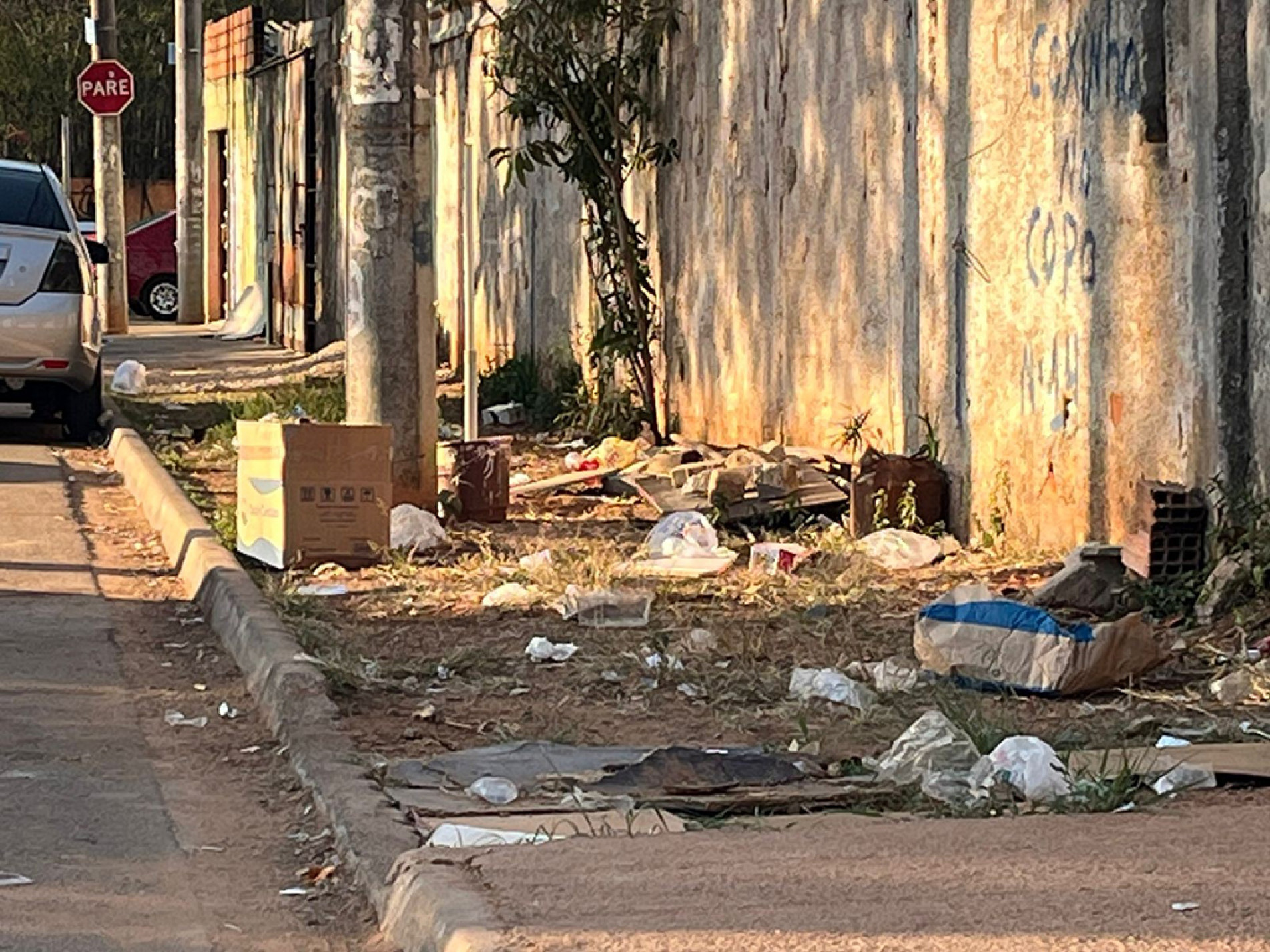 Sujeira deixada após a feira gera reclamações da vizinhança sobre mau cheiro e riscos à saúde
