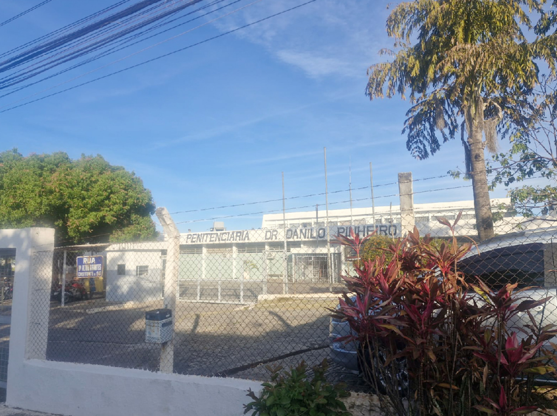 Quem mora nas imediações da Penitenciária 1 ‘Dr. Danilo Pinheiro’ relata insegurança em razão da intensa movimentação de detentos
