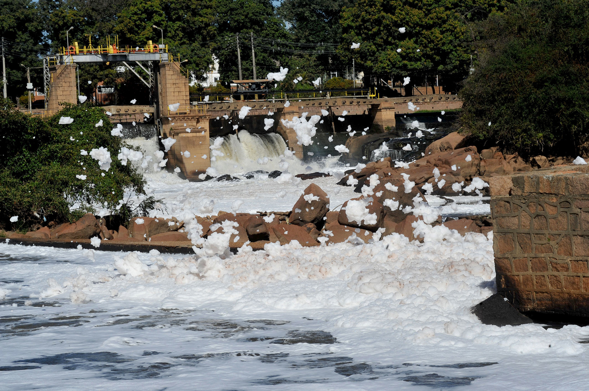 Espuma, no trecho de Salto, indica que águas do Tietê recebem poluentes na Grande São Paulo 

