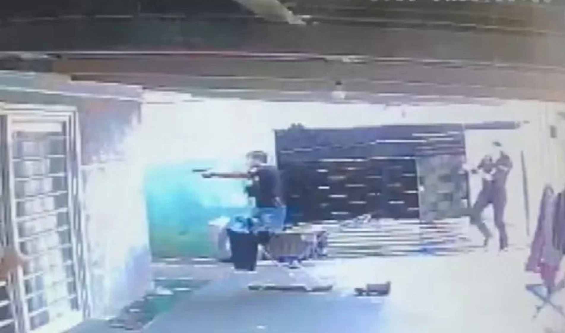Policiais prenderam o acusado na residência
