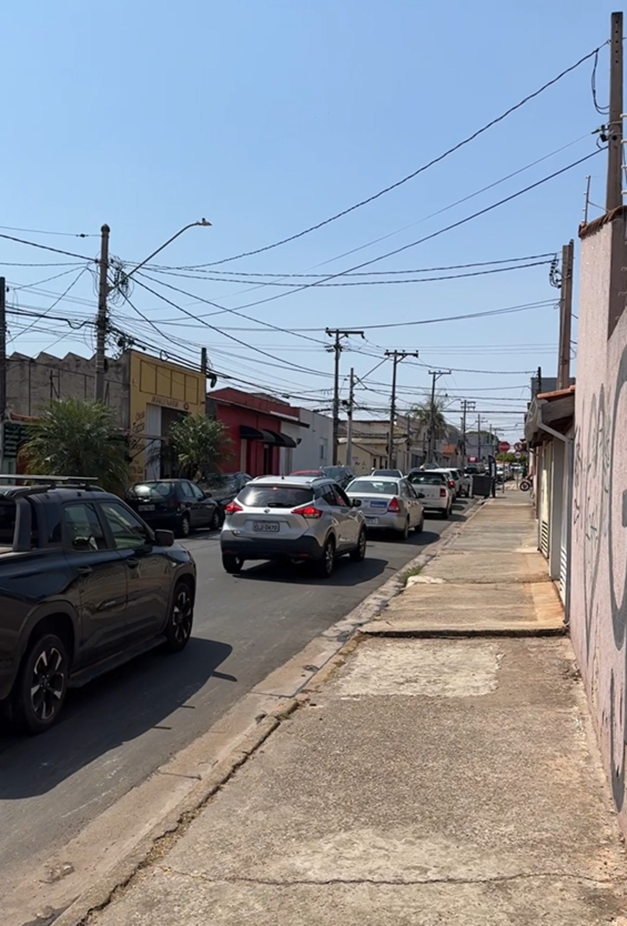 Uma longa fila de carros foi avistada pela manhã