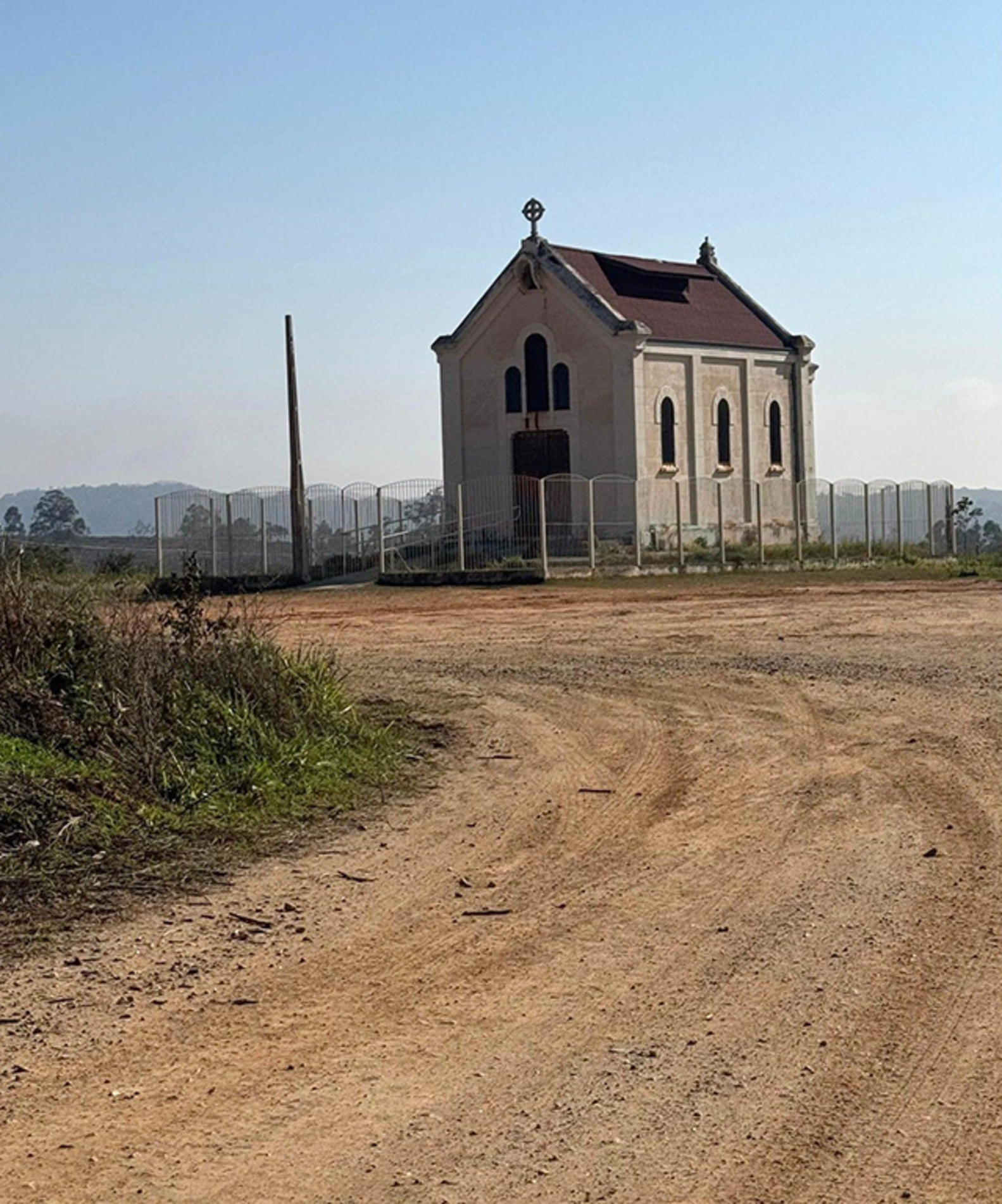 Uma das rotas para ciclistas passa pela Capela de Inhaíba 
