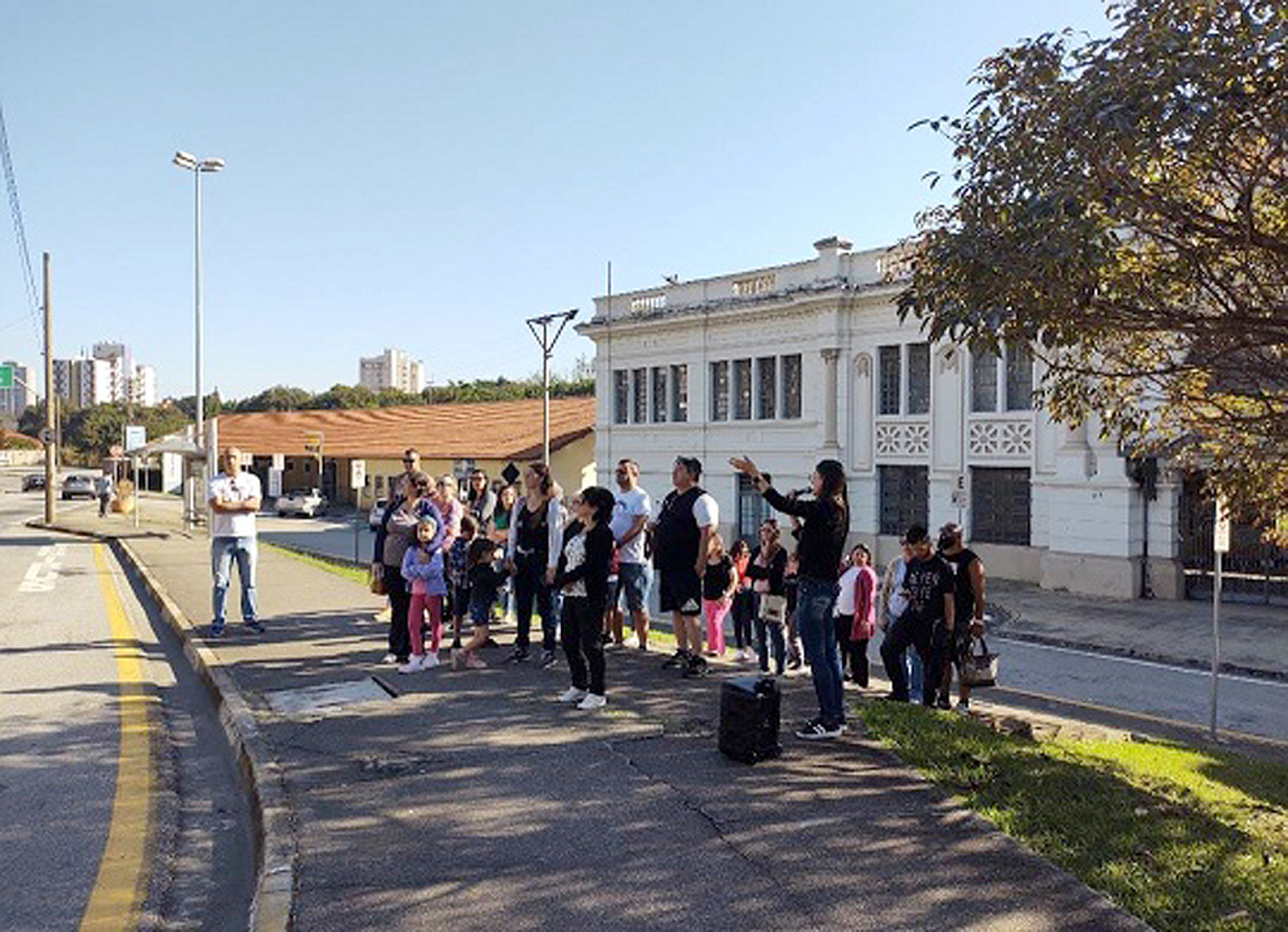 Passeio conta com a participação de um guia de turismo
