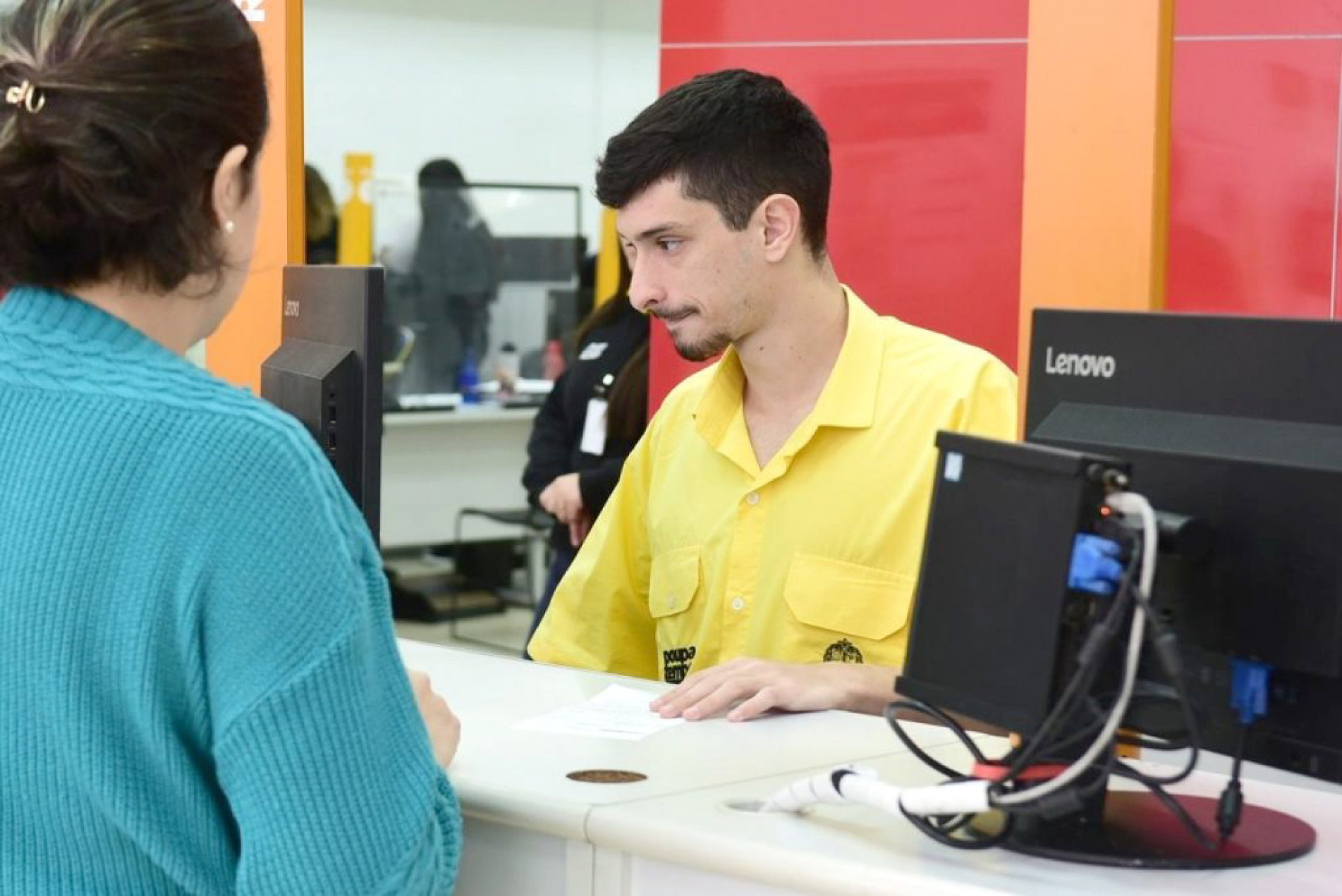 O programa oferece mais de 4,2 mil serviços presenciais e digitais de órgãos públicos