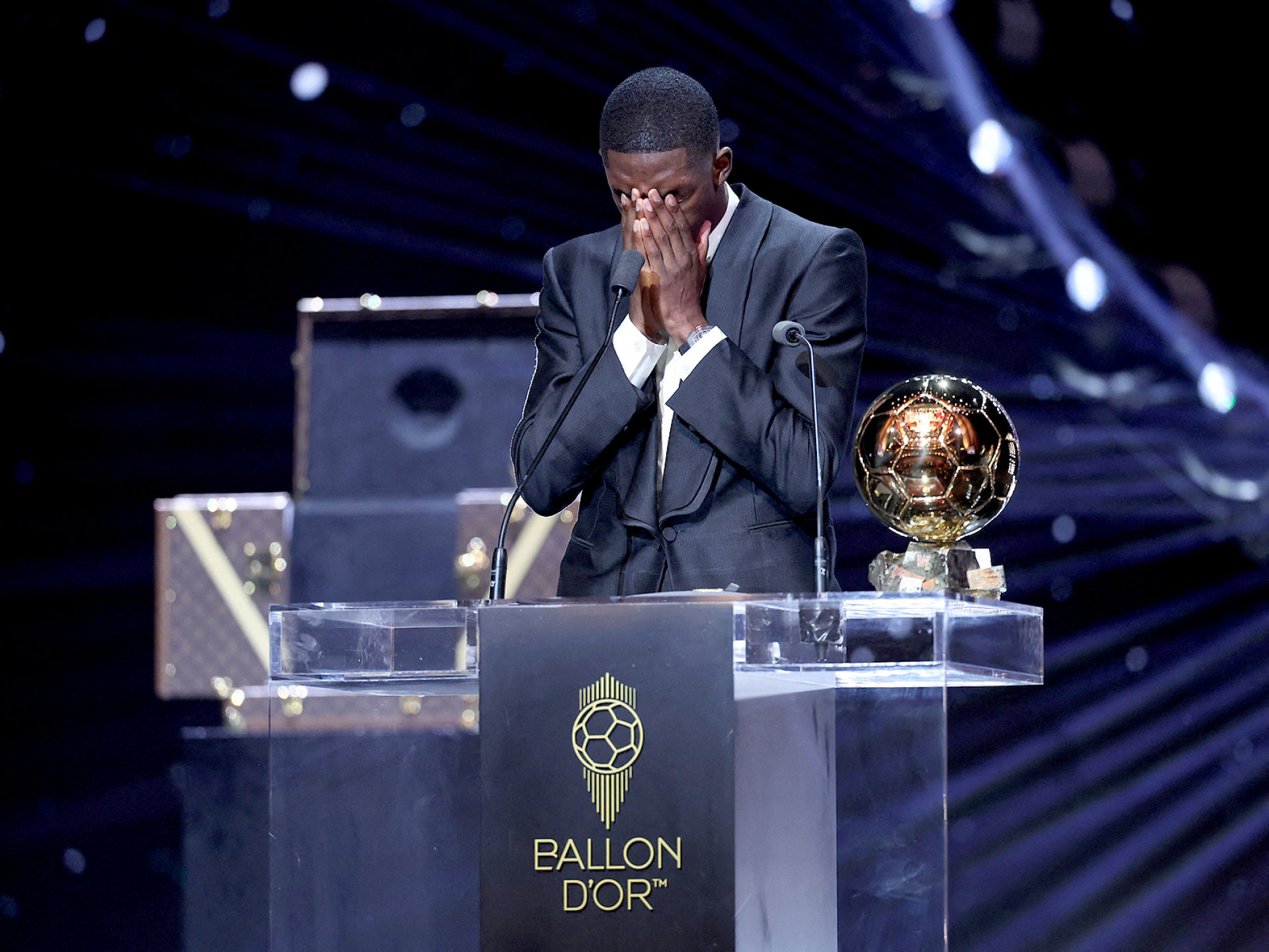 Atacante francês que defende o PSG se emociona com a premiação 
