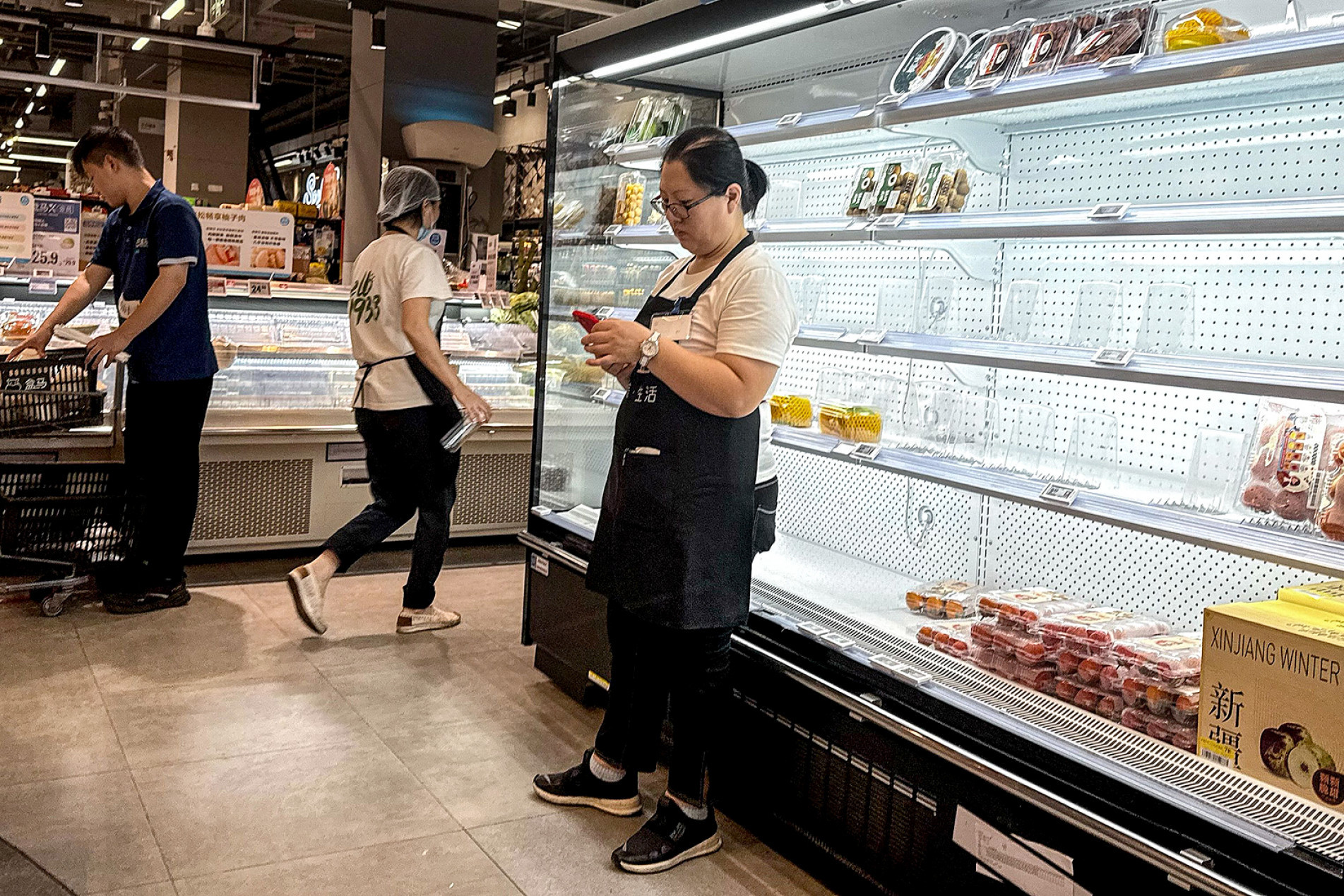 Famílias estocaram alimentos, esvaziando supermercados
