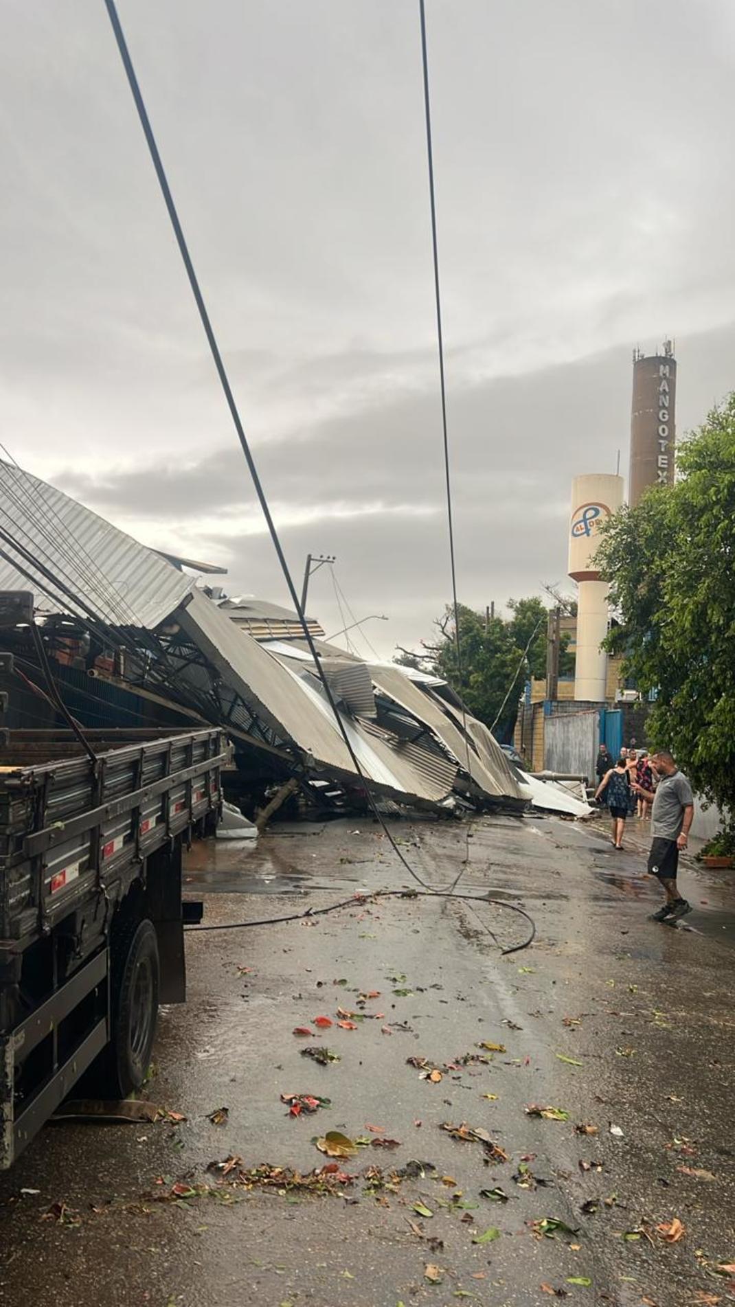 Equipes da Secretaria Municipal de Serviços Urbanos e Rurais (Semsur) estão nas ruas realizando a desobstrução das vias e a limpeza dos locais afetados