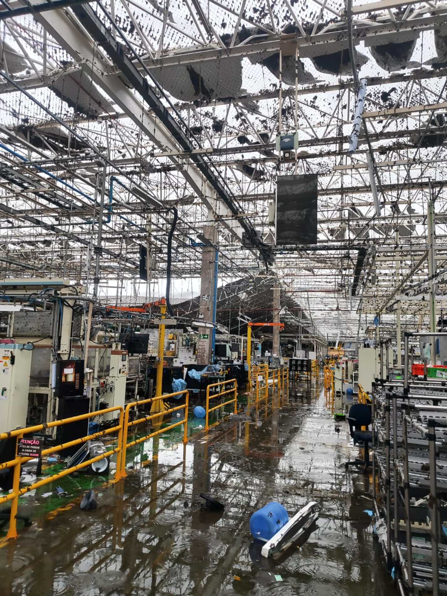 Estruturas da fábrica foram comprometidas com a tempestade de hoje (22)