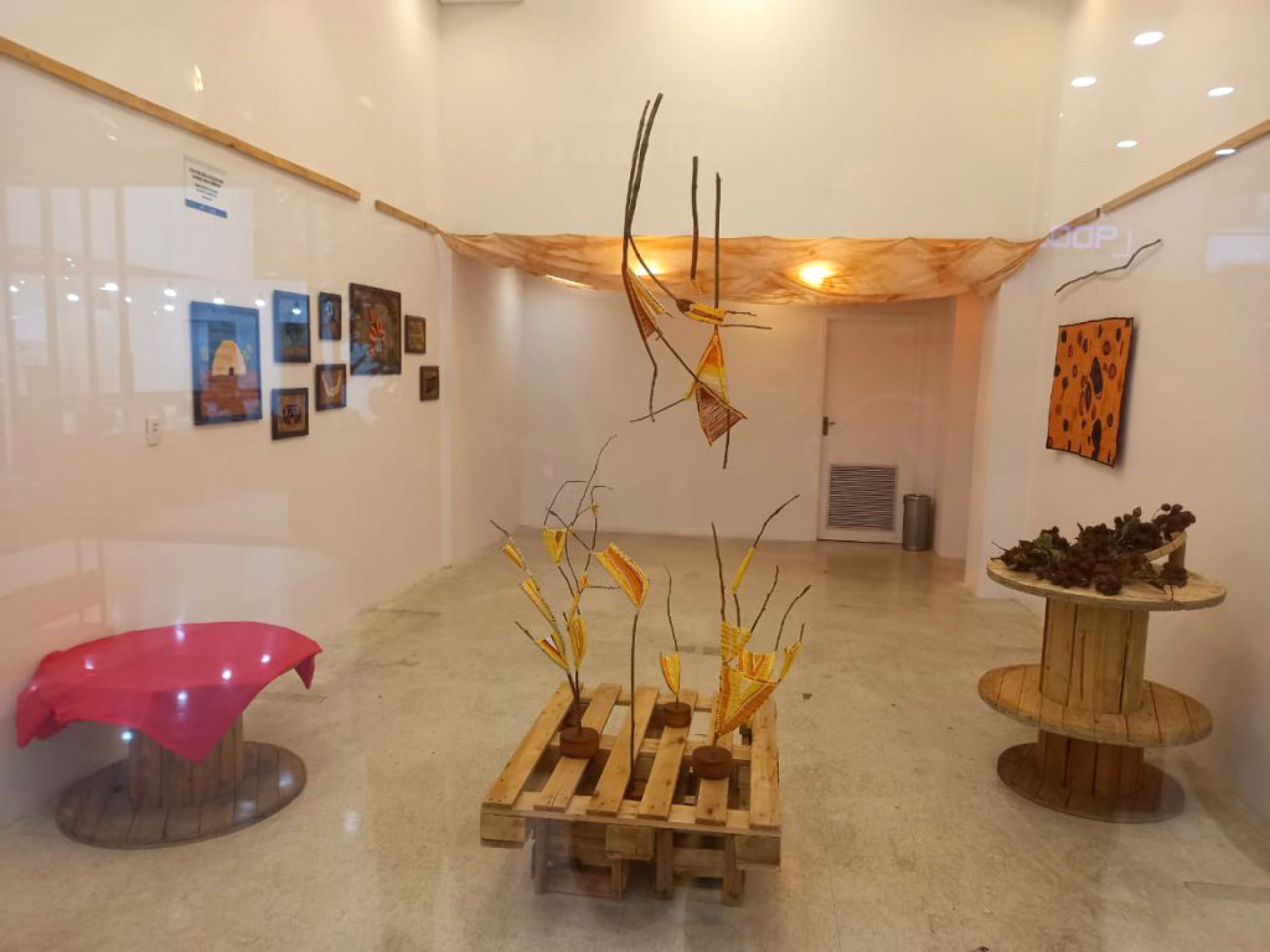 Mostra da artista visual Ana Maria Reis e poemas de Beto Costa podem ser conferidas no Pátio Cianê
