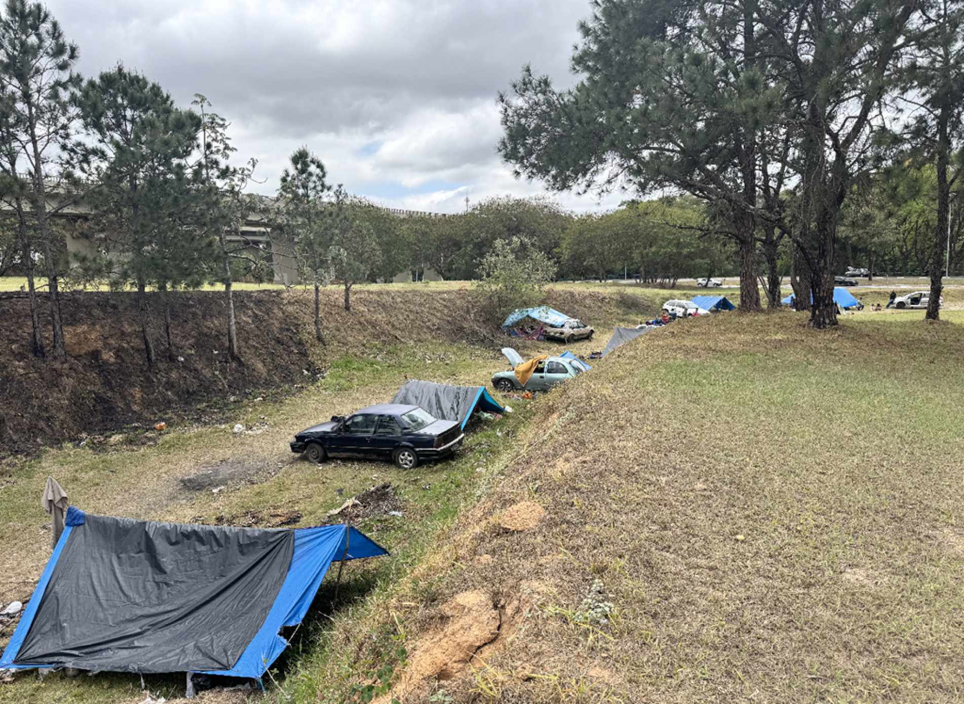 Comunidade cigana montou acampamento próximo à avenida Dom Aguirre, em Sorocaba
