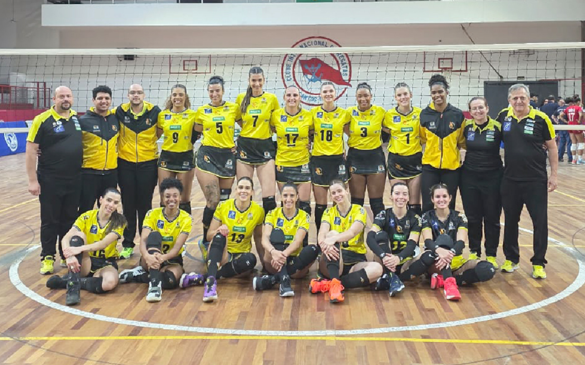 Jogadoras do time sorocabano posam para a foto após a vitória por 3 sets a 1 sobre o Realizar/Santos