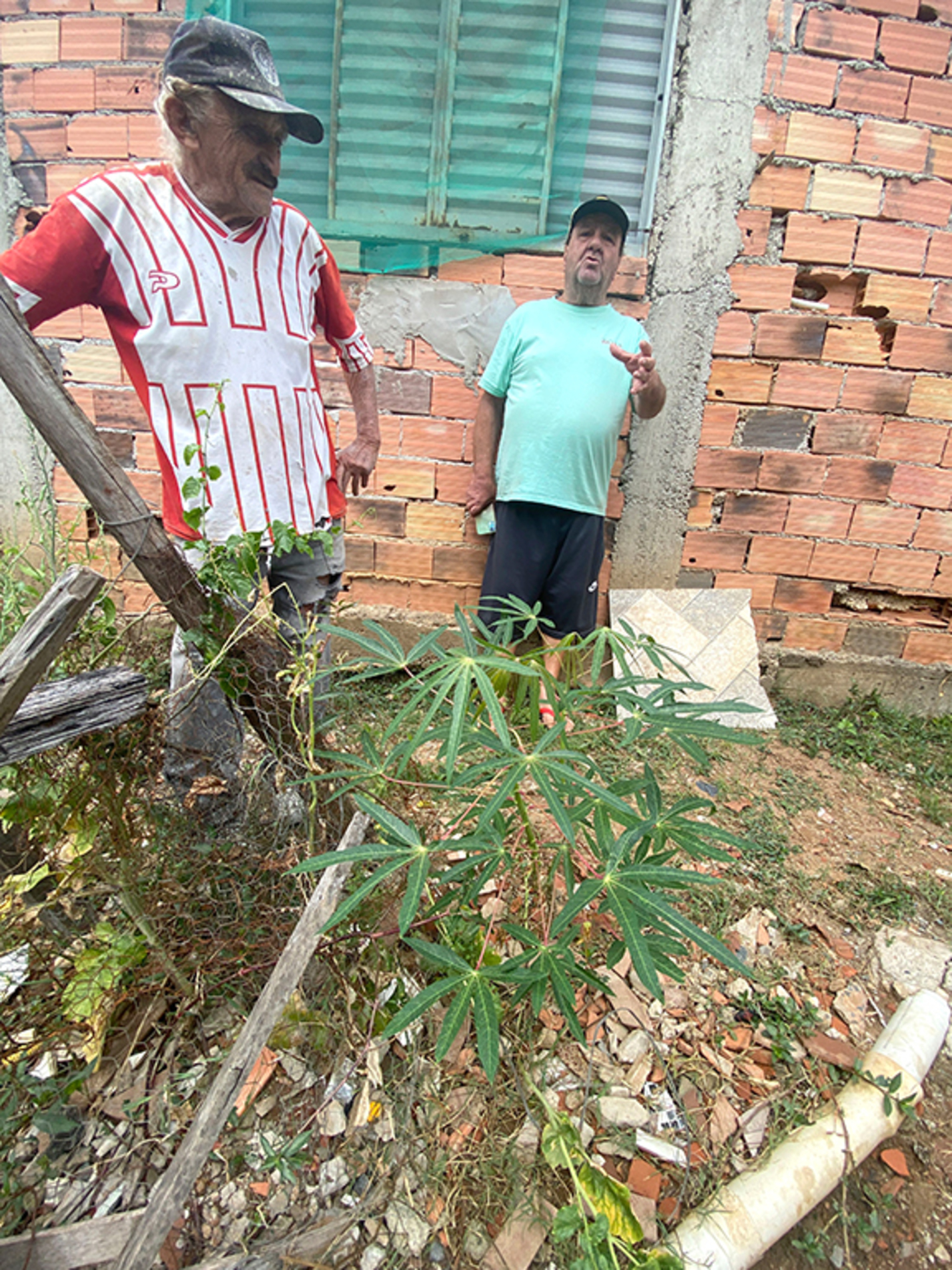 Francisco e Flávio reclamam da falta de tratamento de esgoto

