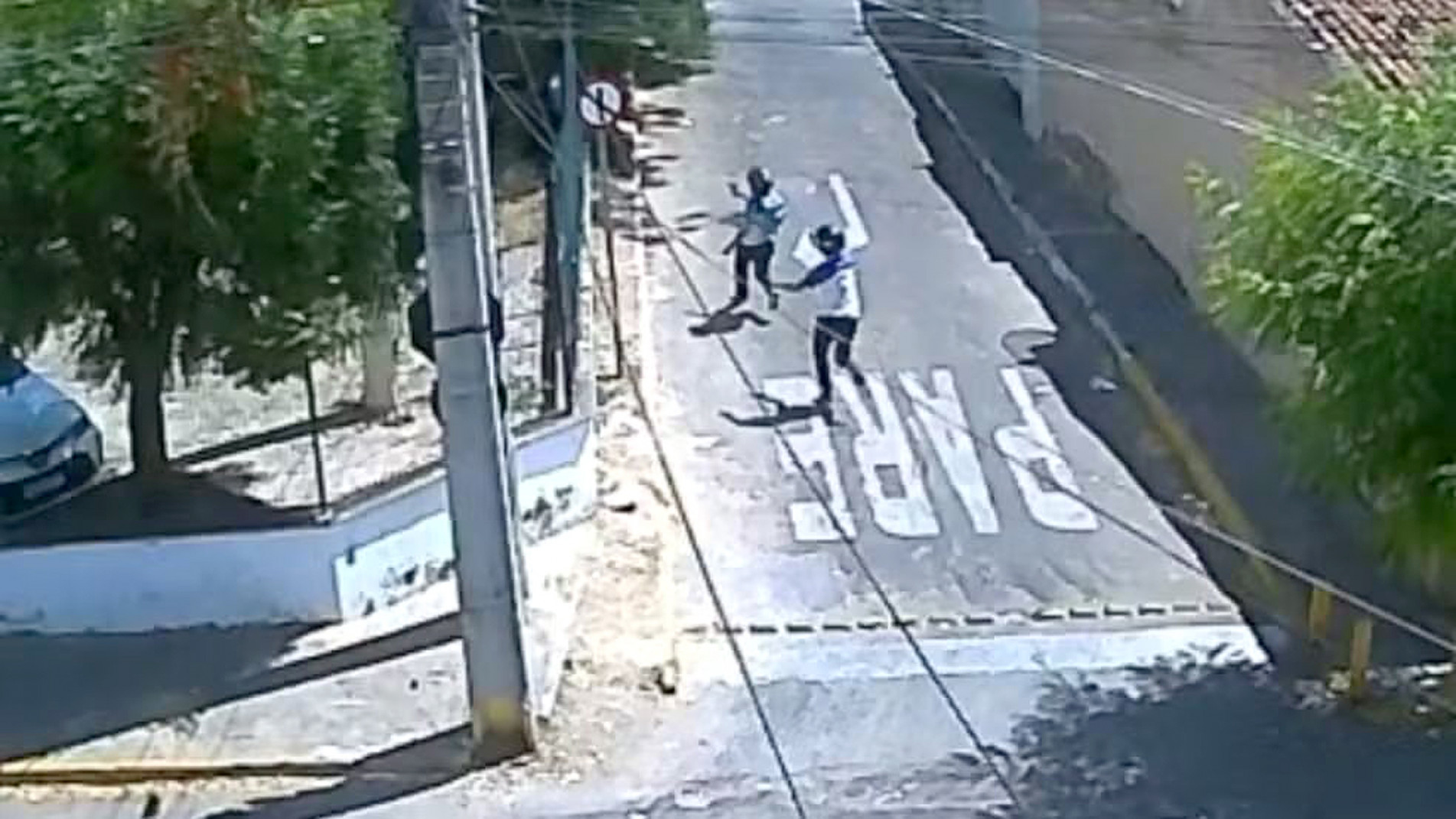 Câmera flagrou momento em que alunos foram baleados
