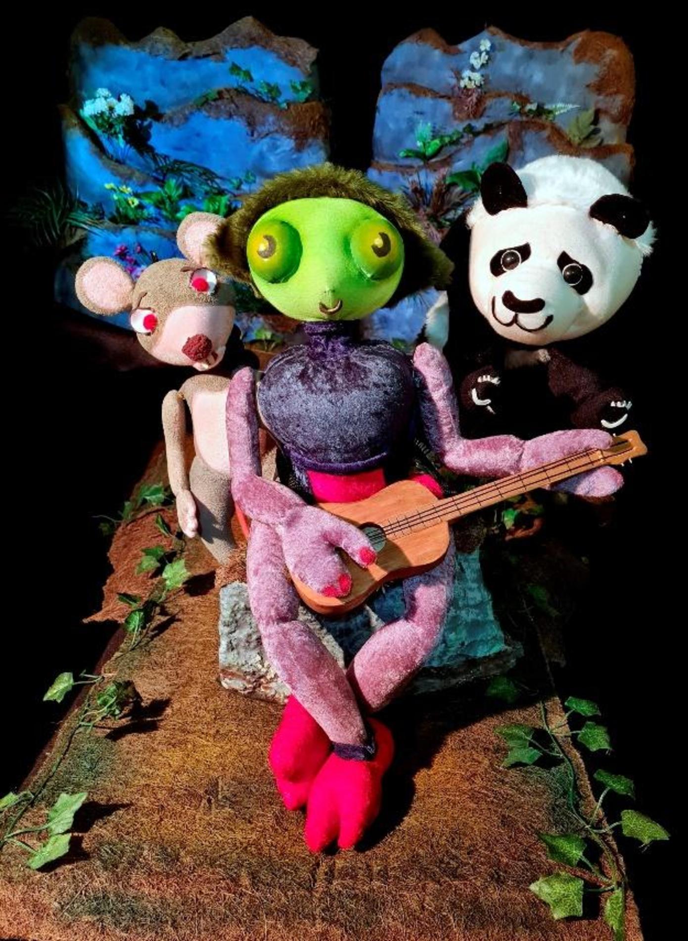 Apresentação do espetáculo infantil Desfábulas cantadas no Sesc