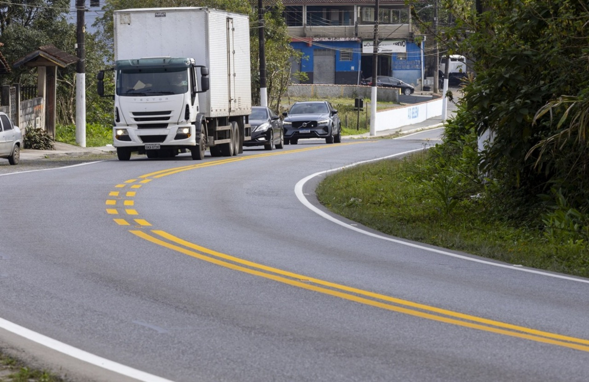 Foi concluído recentemente a revitalização da sinalização vertical e horizontal pela concessionária 