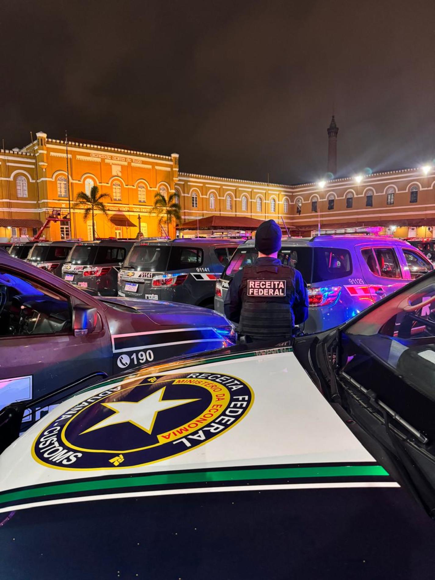 Os integrantes são suspeitos de utilizar postos, empreendimentos imobiliários, motéis e lojas de franquia para cometer os crimes de lavagem de dinheiro e ocultação de patrimônio